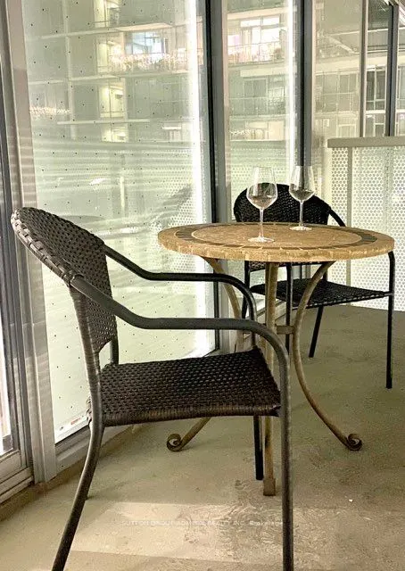 15 Queens Quay E #208