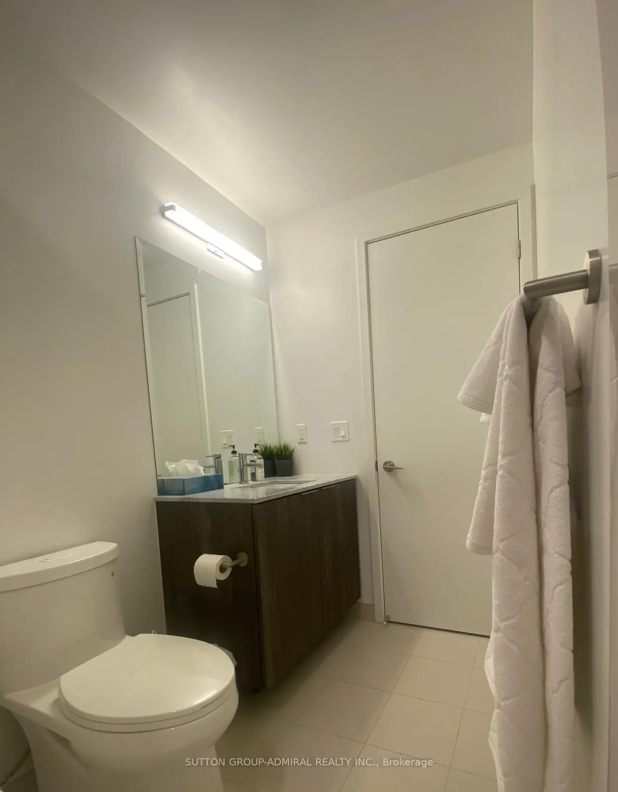 15 Queens Quay E #208