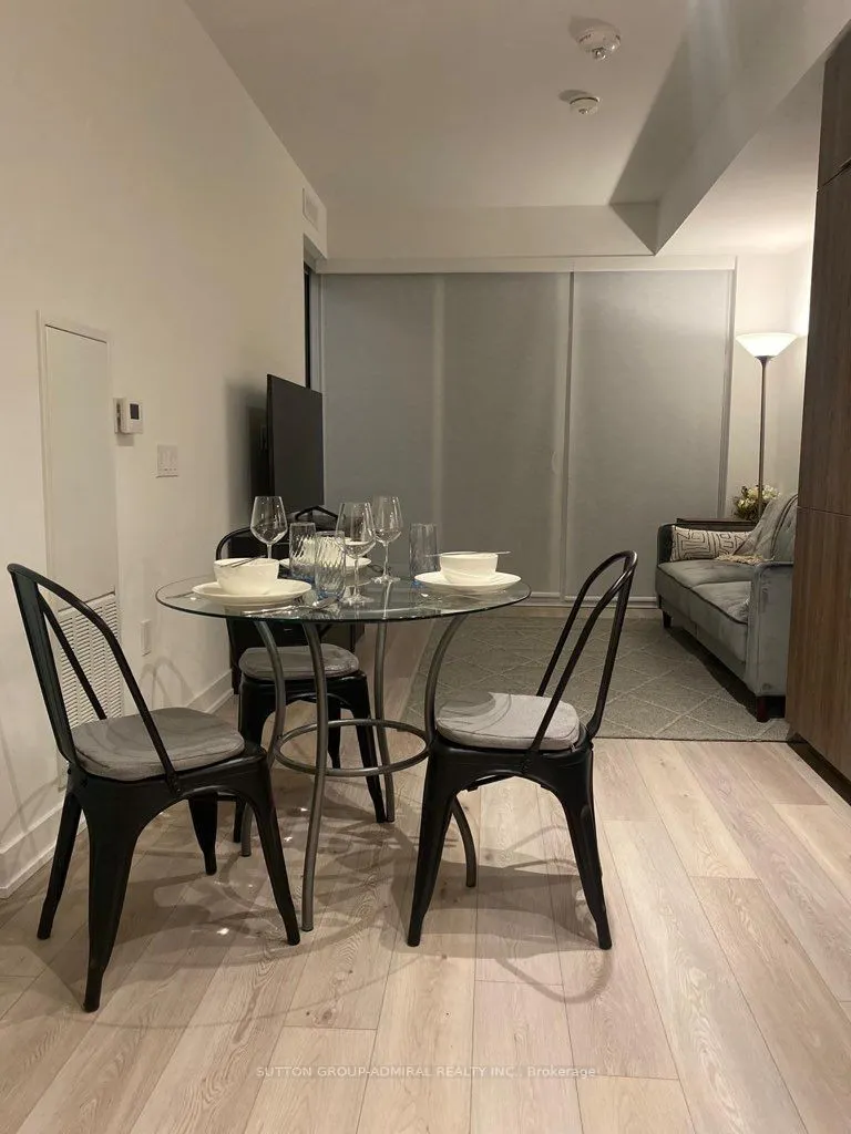 15 Queens Quay E #208