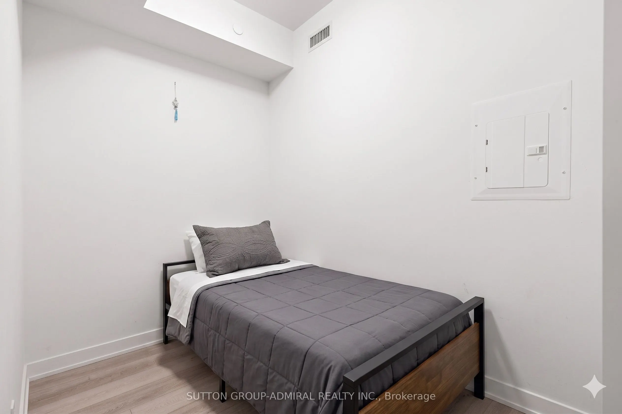 15 Queens Quay E #208