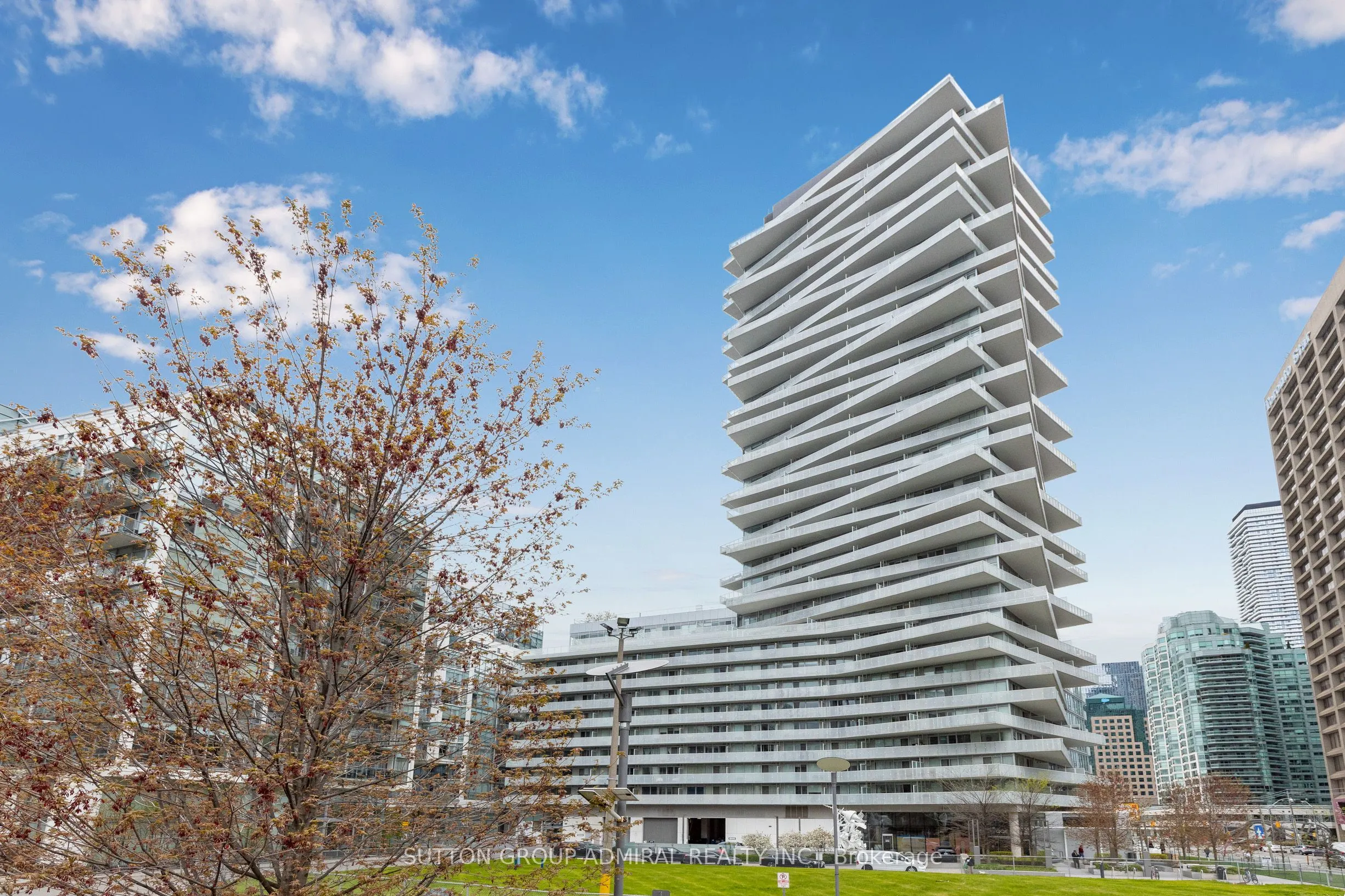 15 Queens Quay E #208