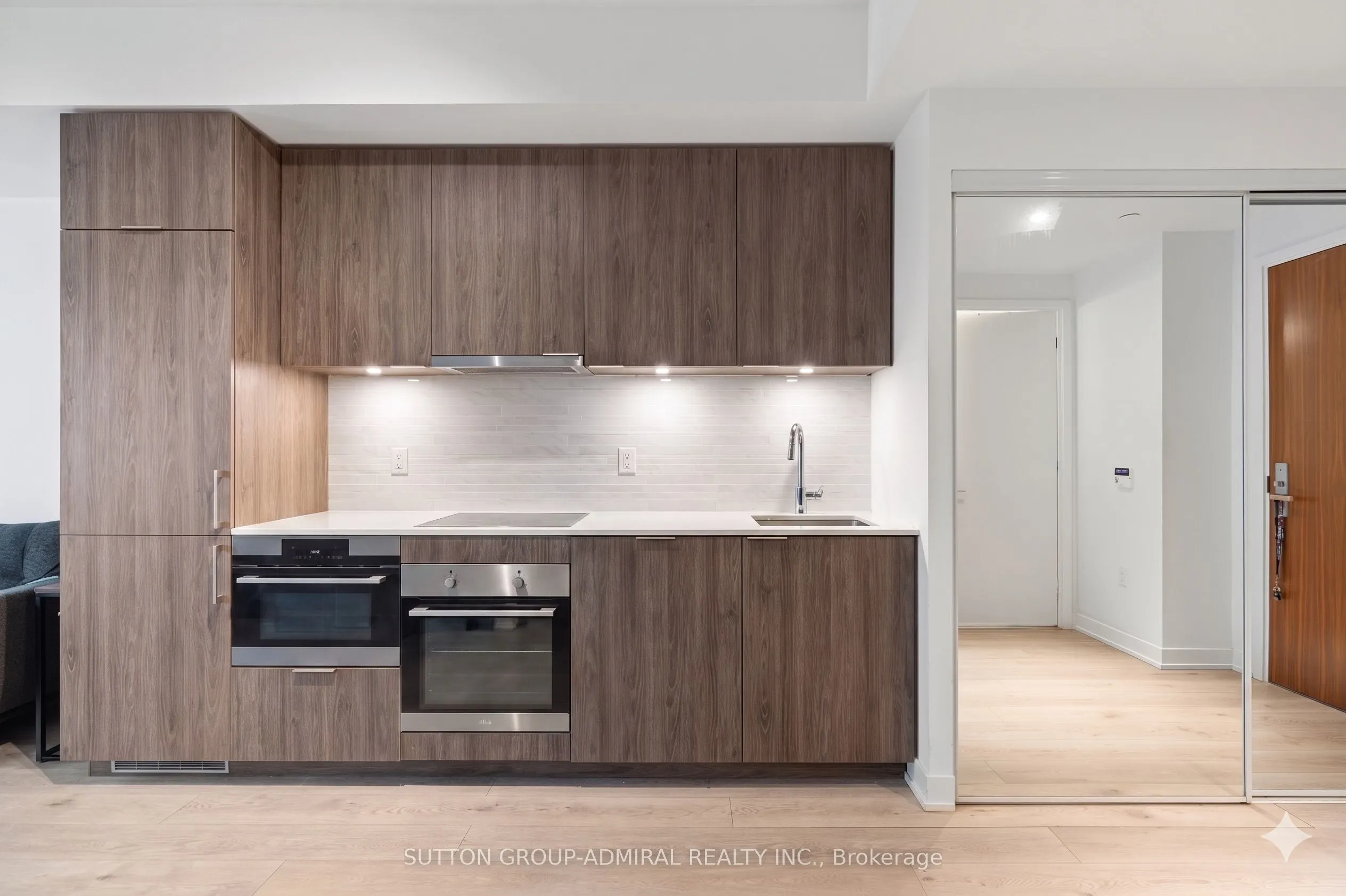 15 Queens Quay E #208