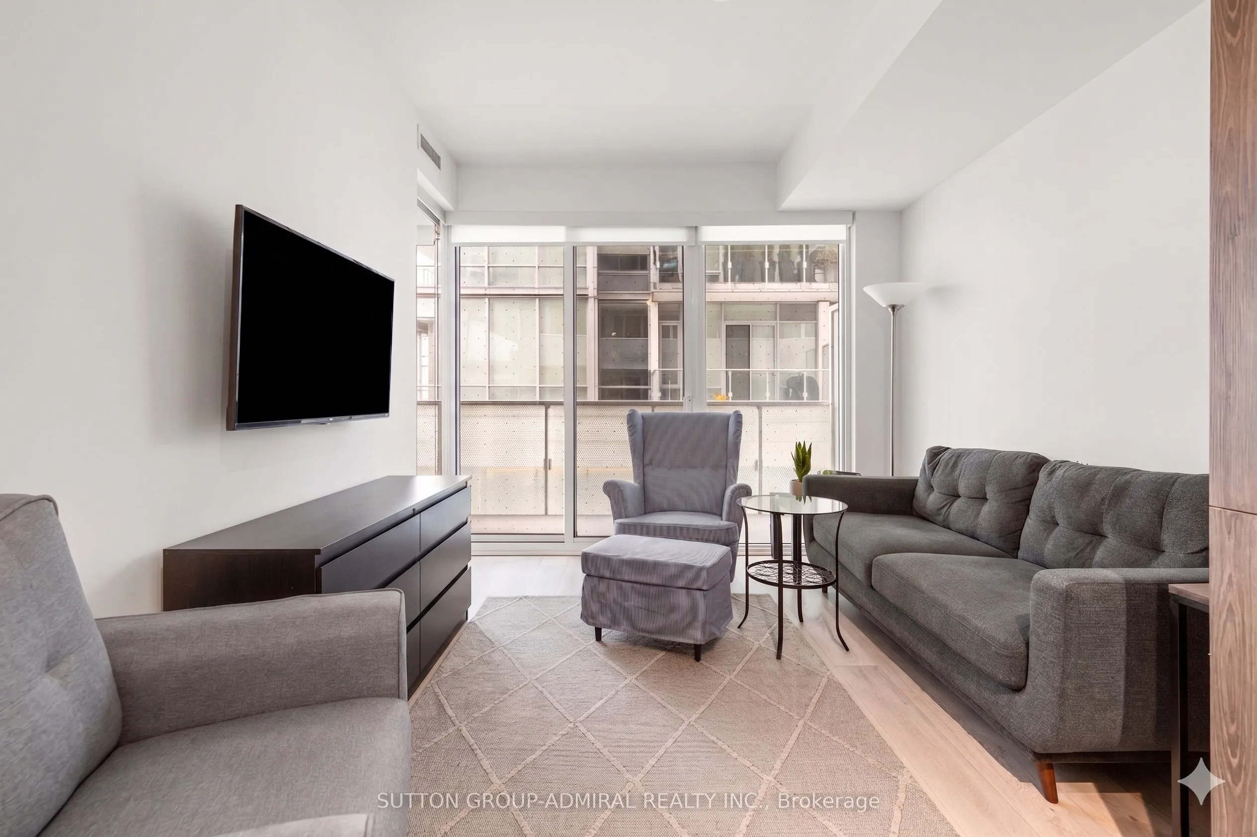 15 Queens Quay E #208