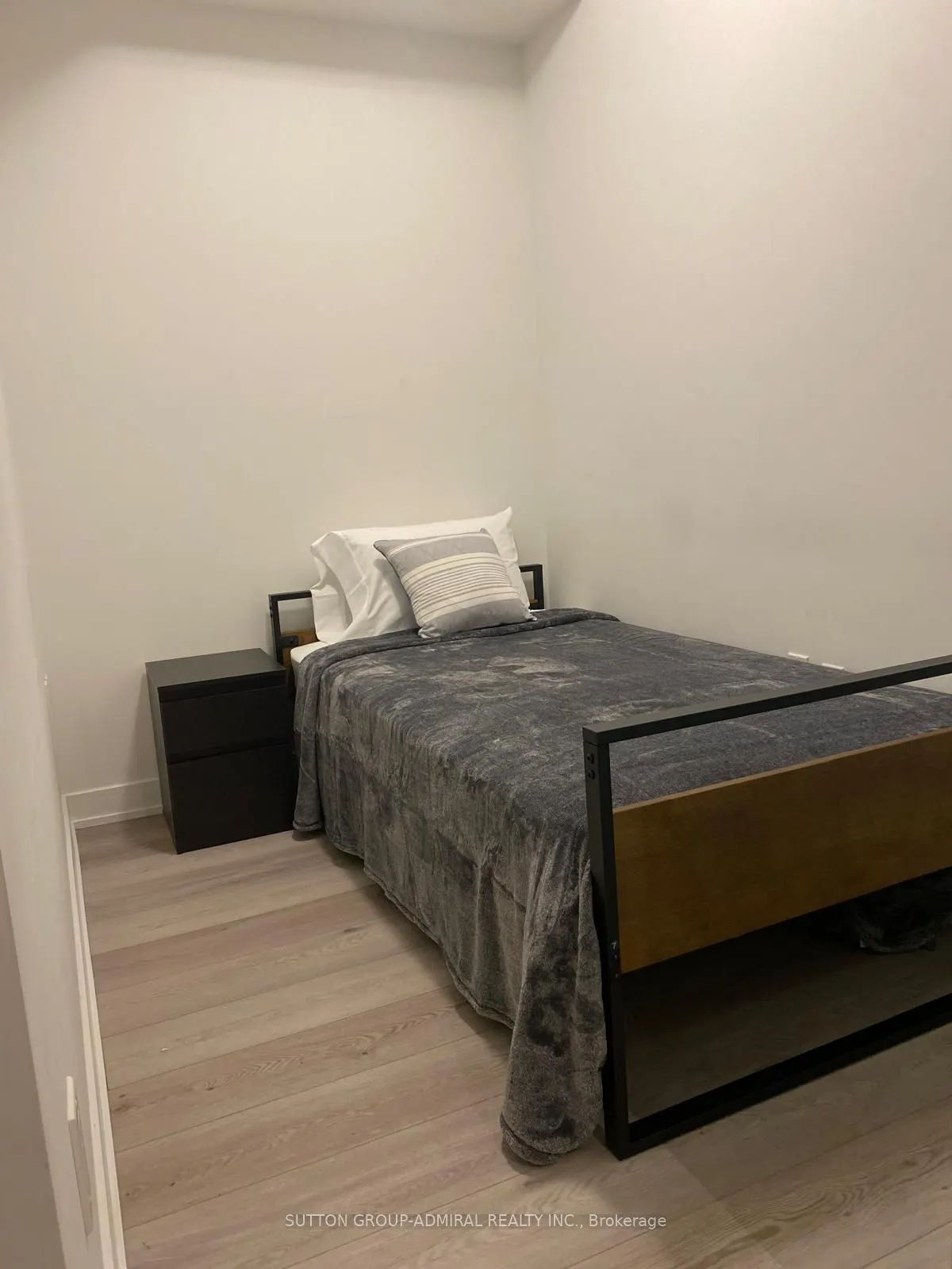 15 Queens Quay E #208
