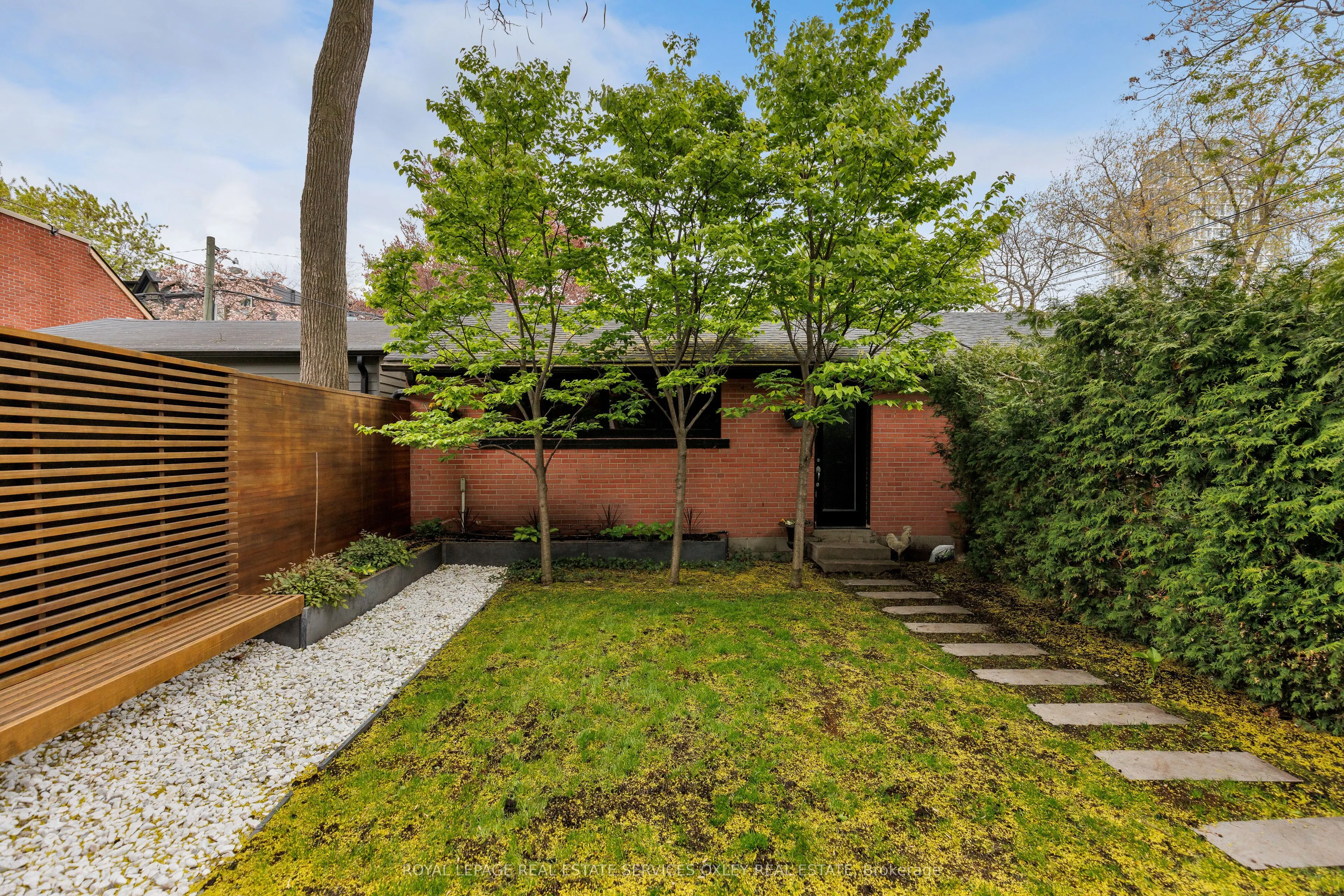 28 Roxborough Street W