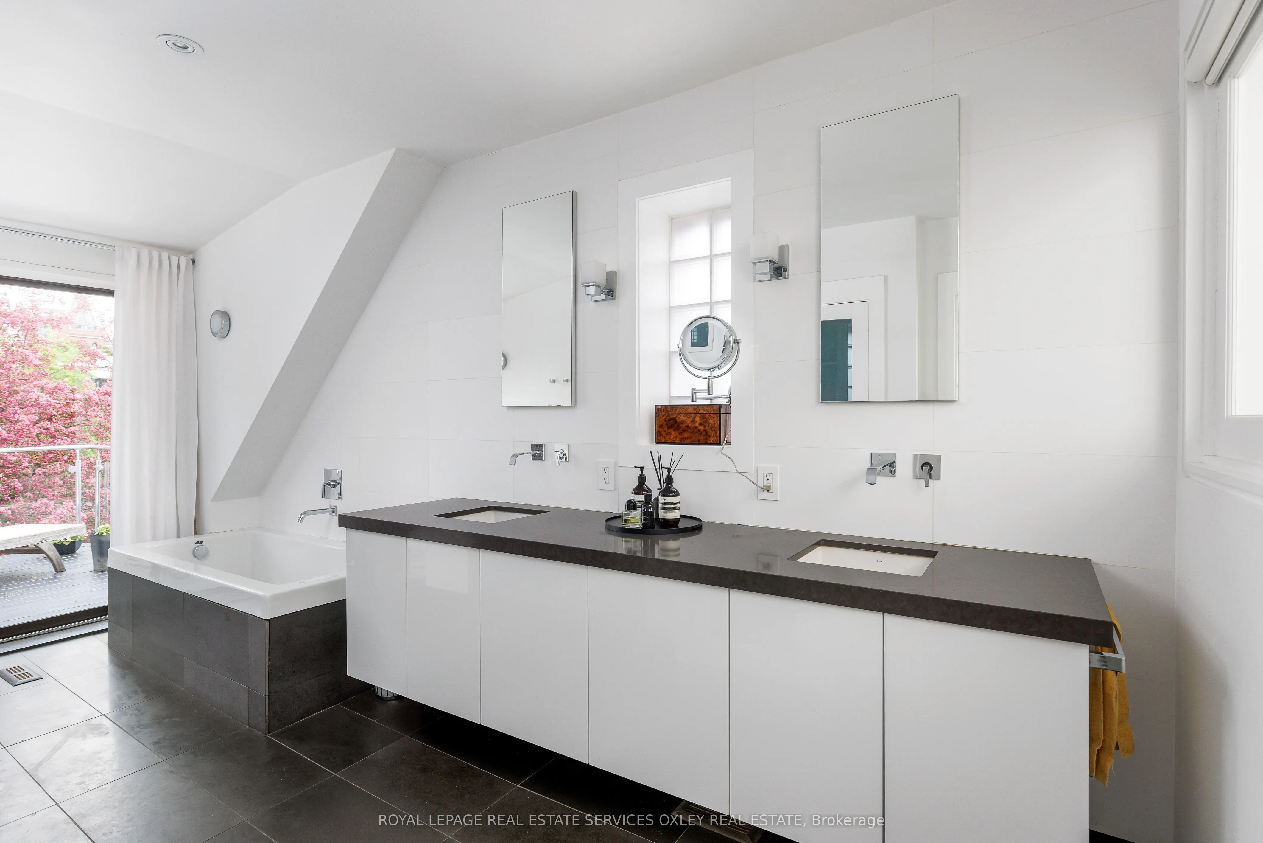 28 Roxborough Street W
