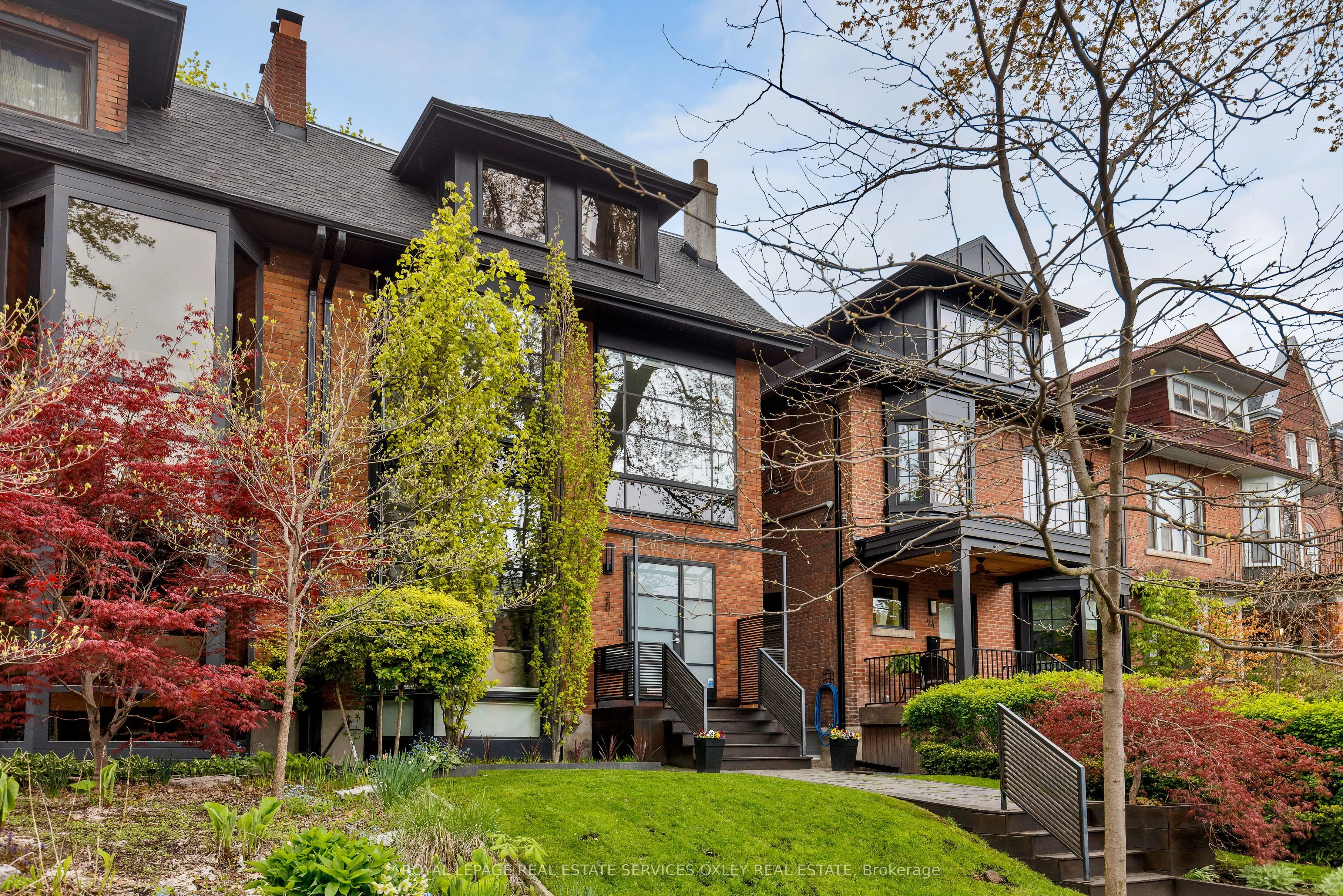 28 Roxborough Street W