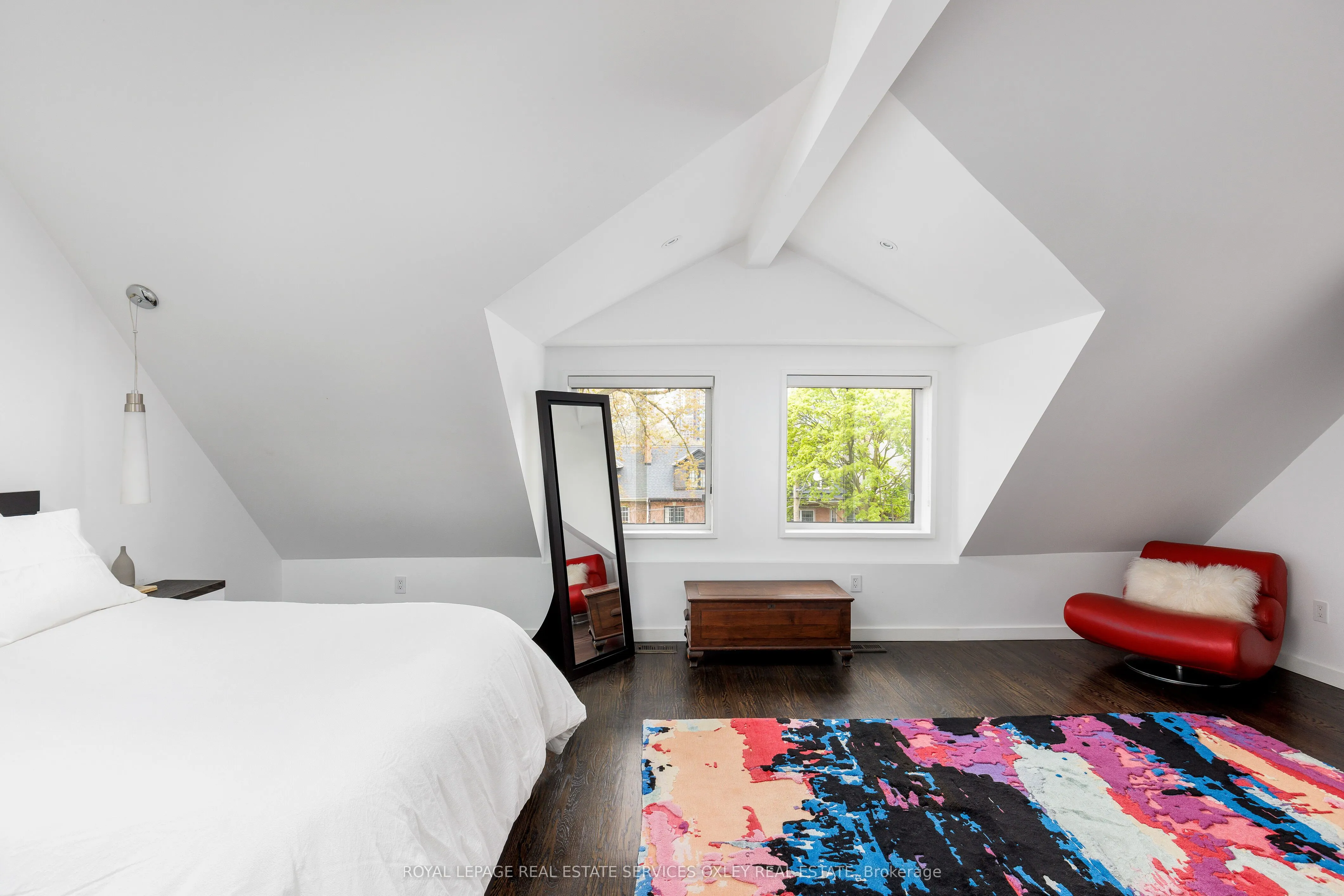 28 Roxborough Street W