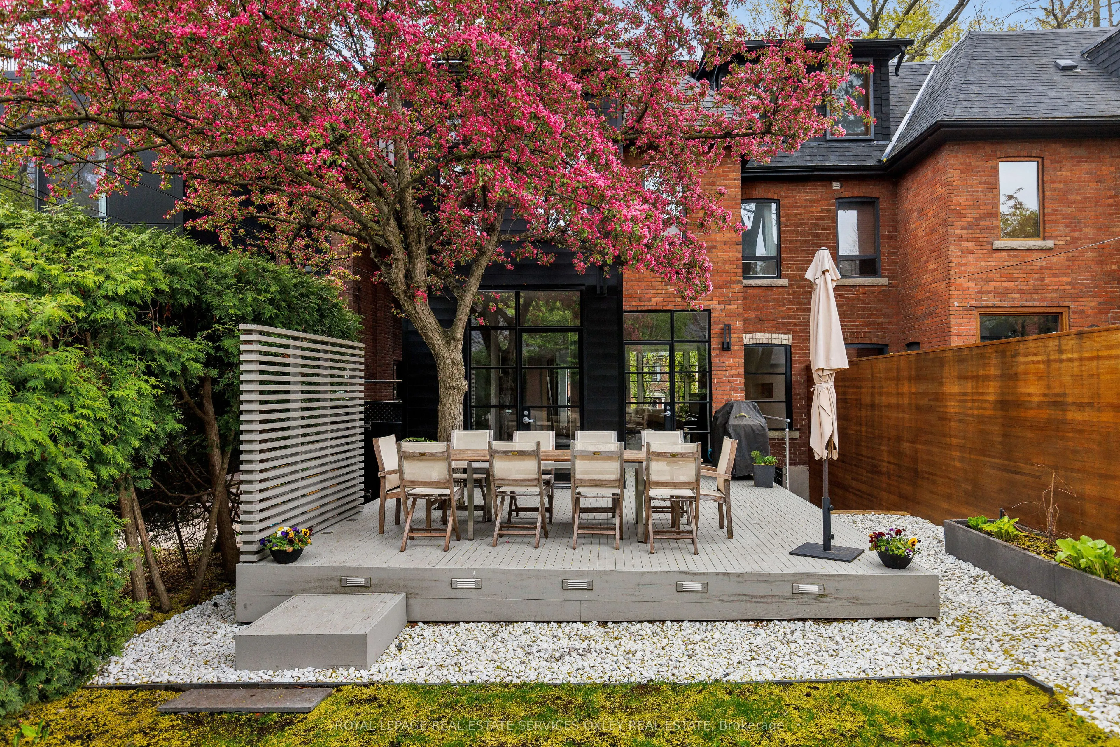 28 Roxborough Street W