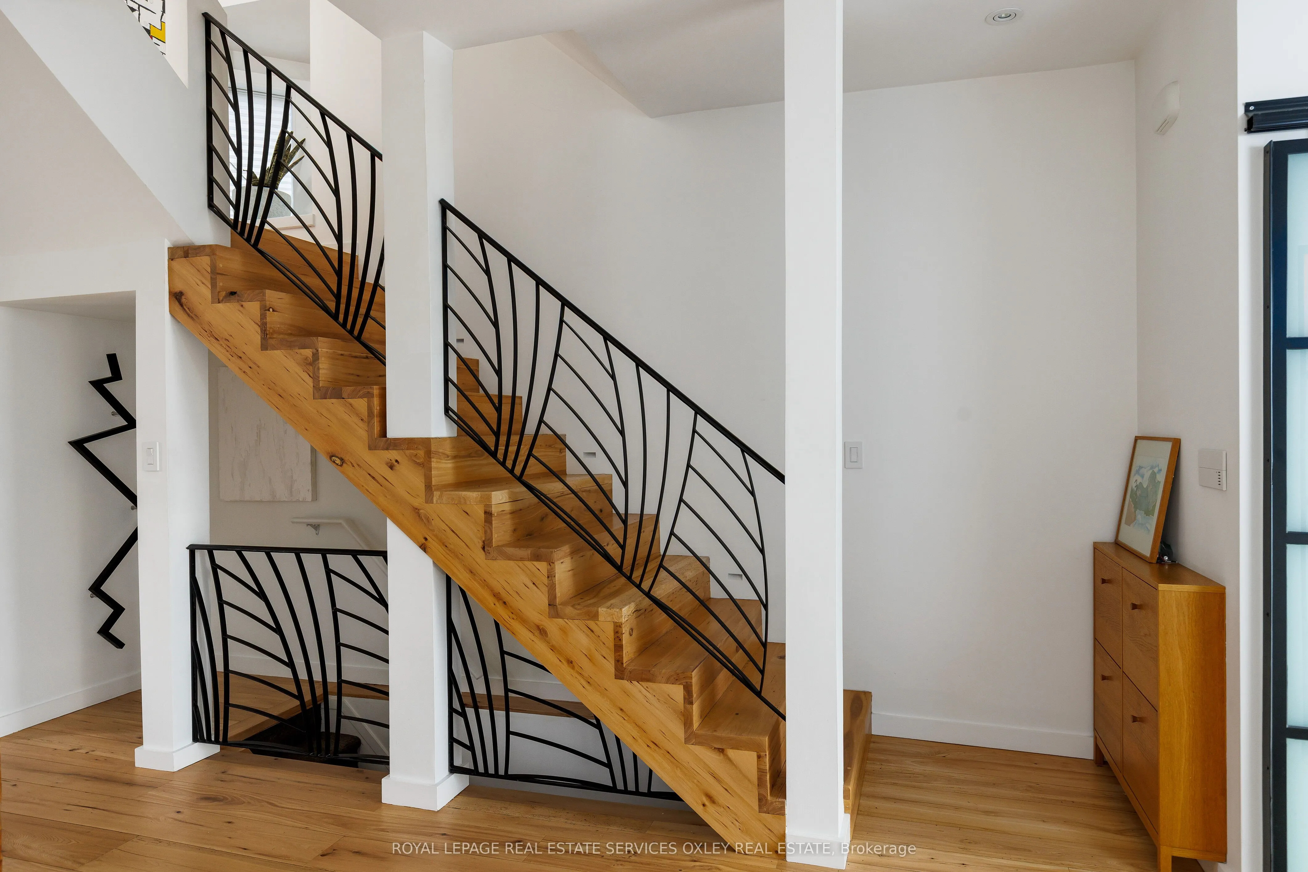 28 Roxborough Street W