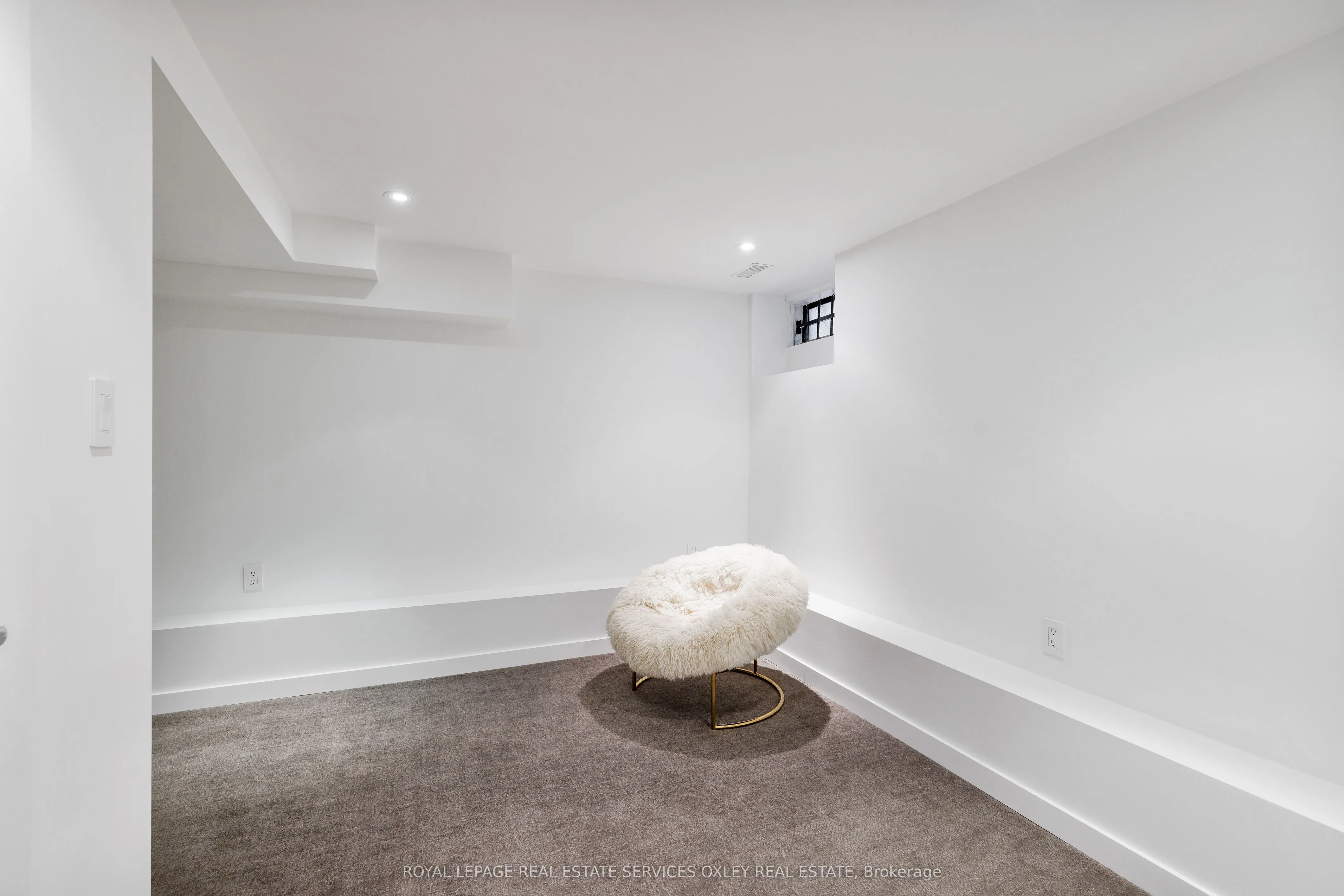 28 Roxborough Street W