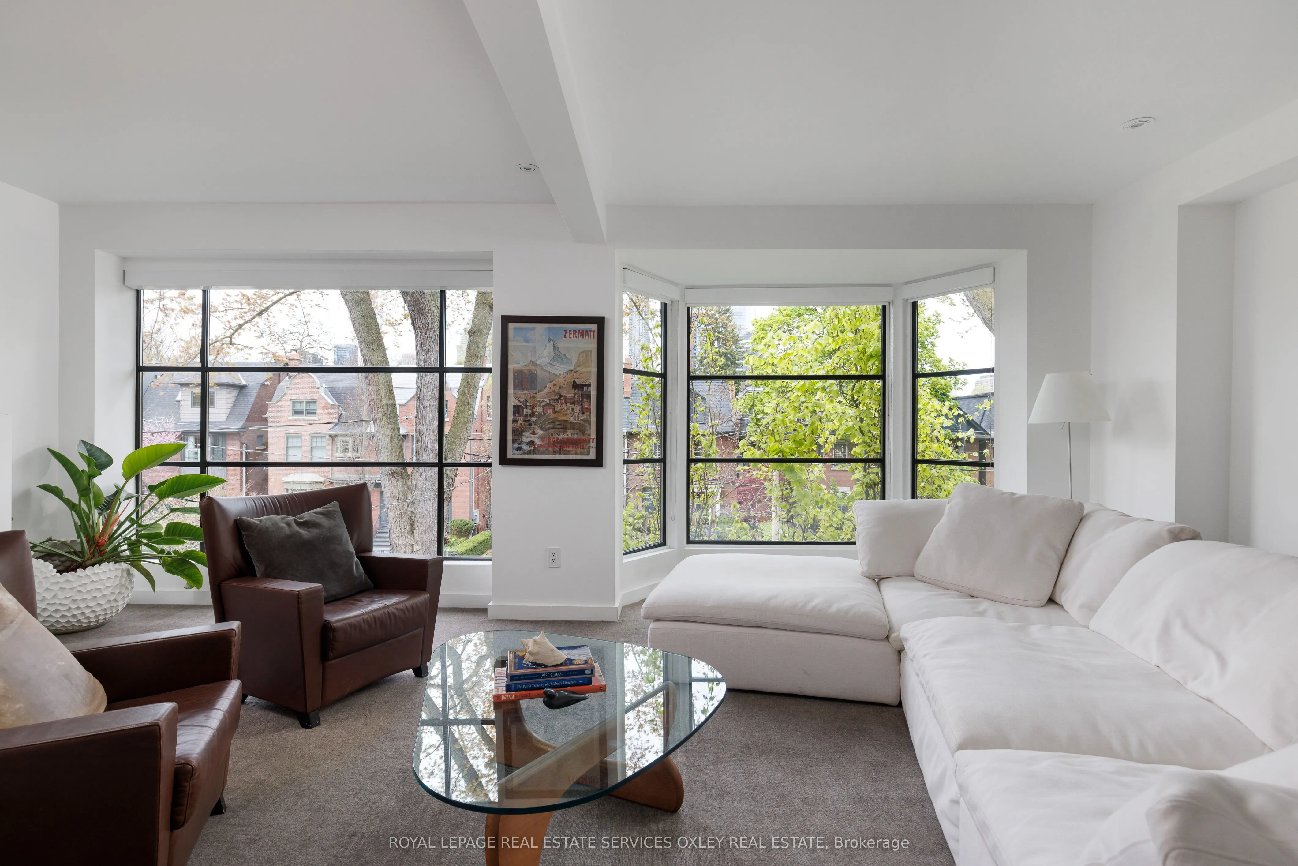 28 Roxborough Street W