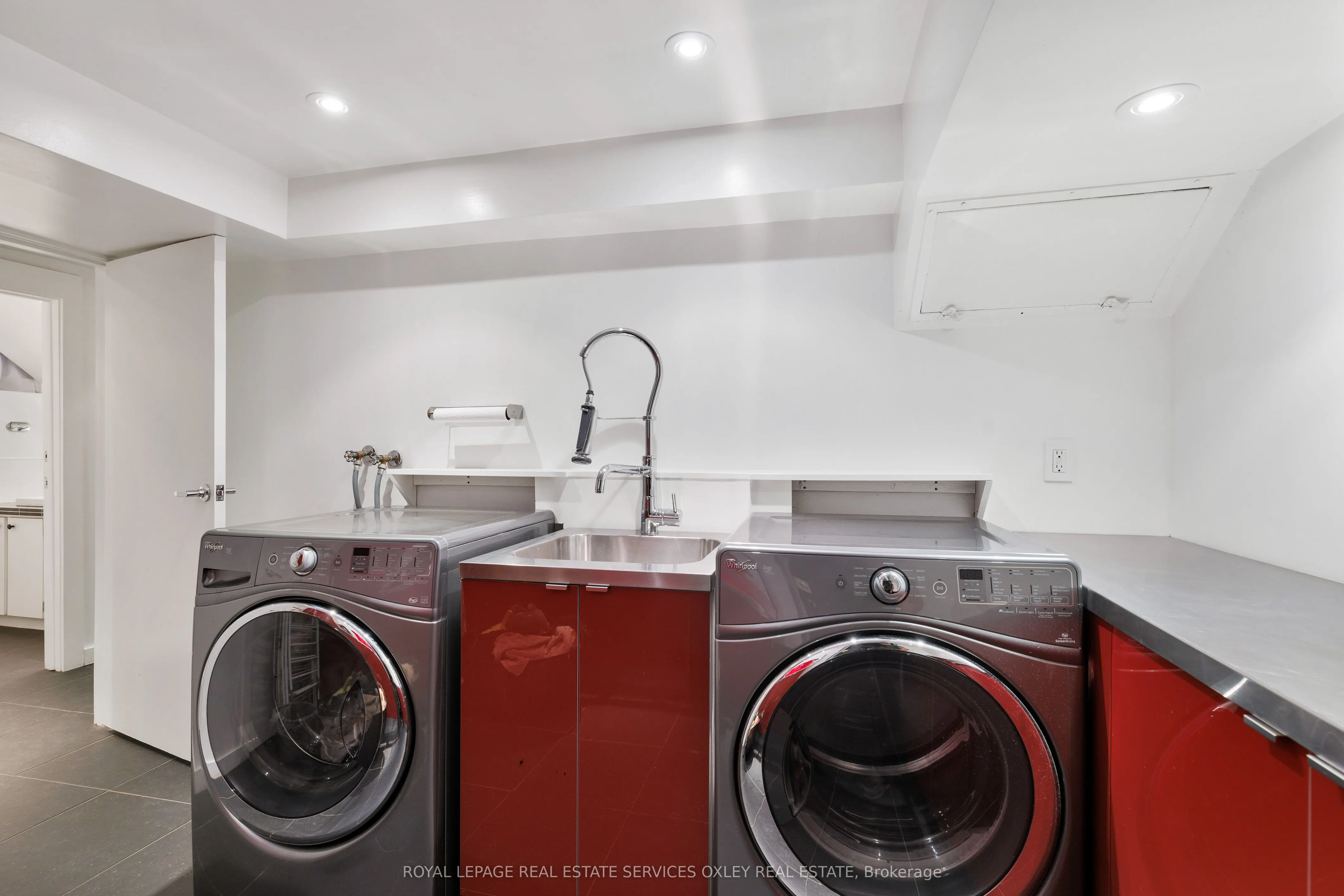 28 Roxborough Street W