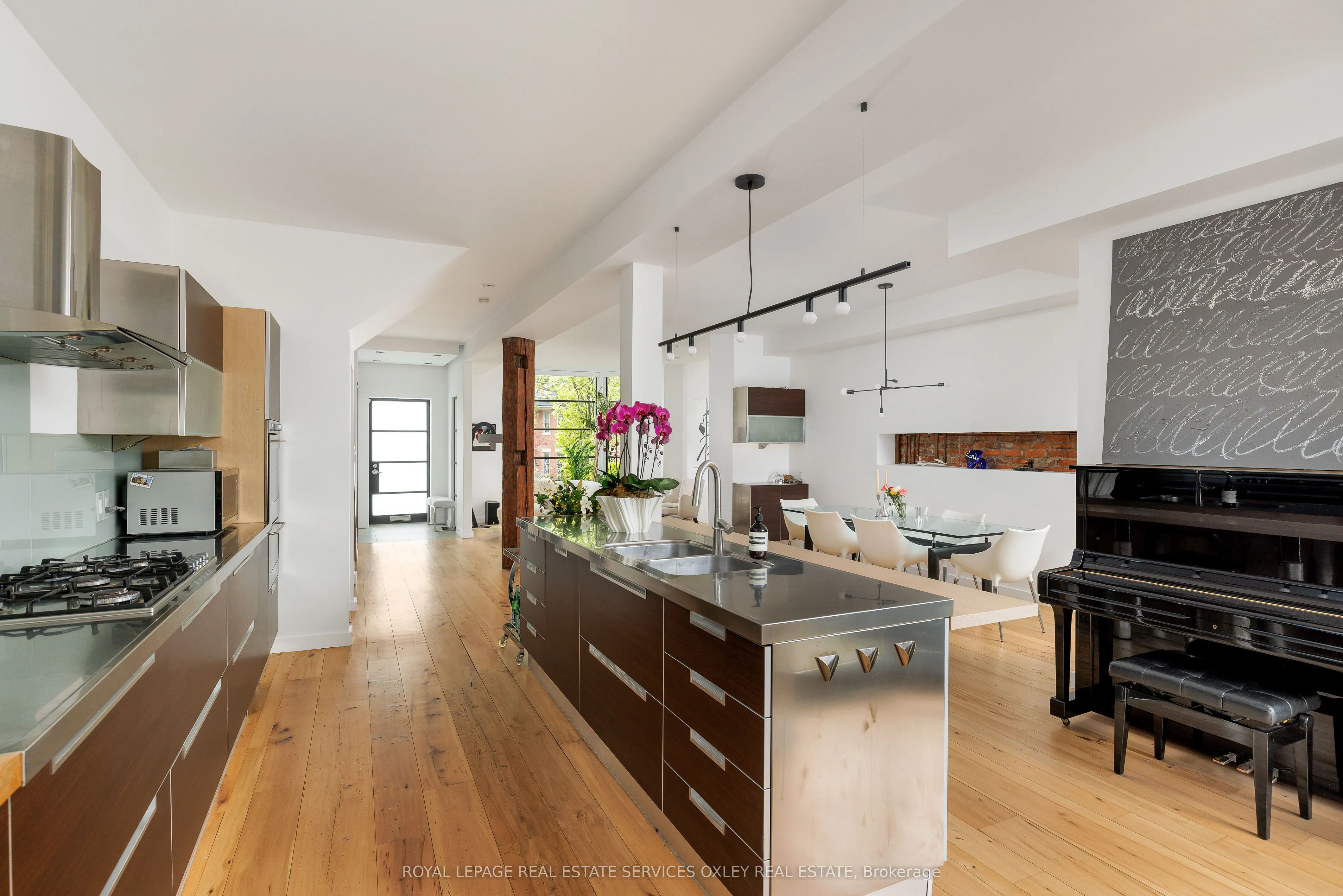 28 Roxborough Street W