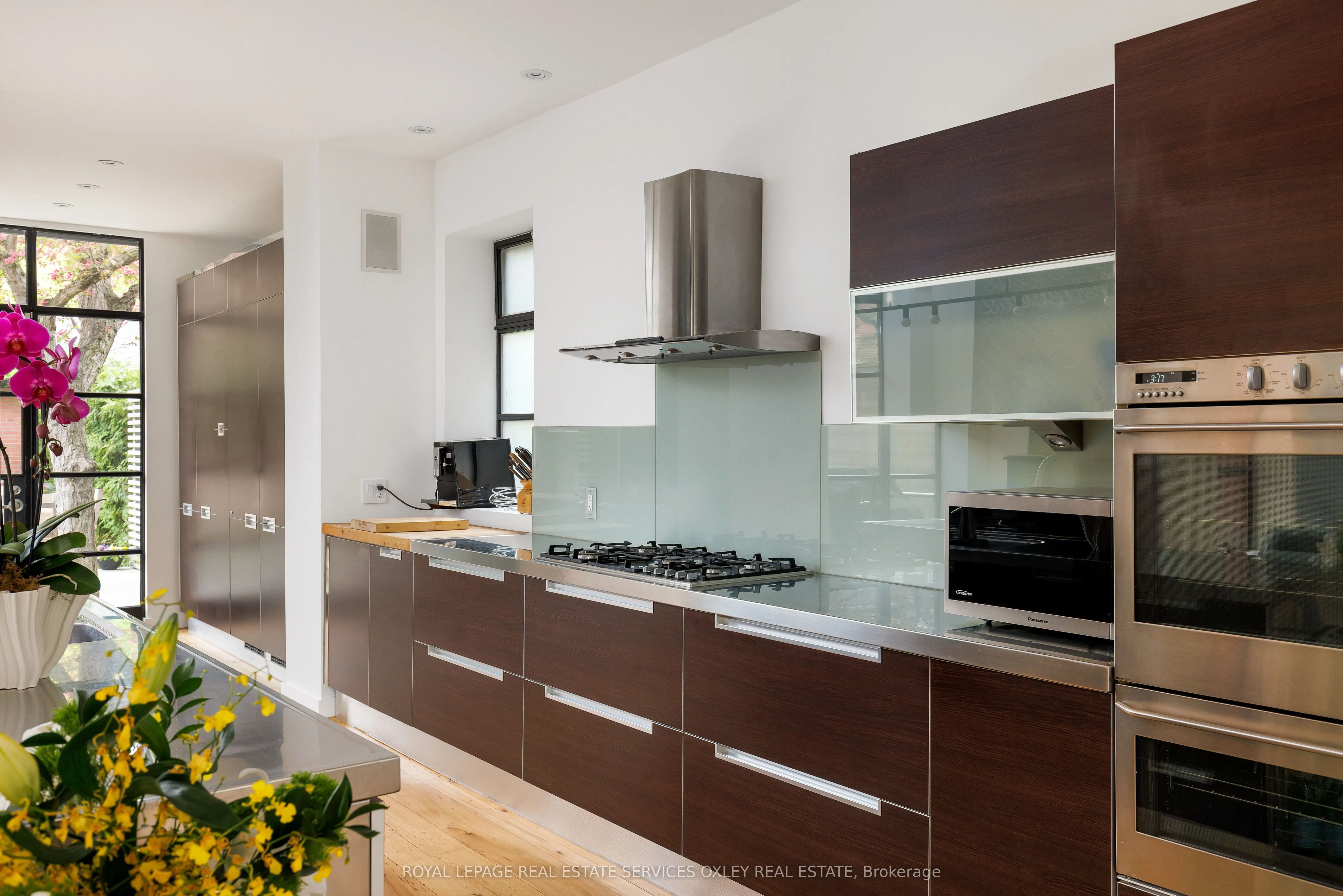 28 Roxborough Street W