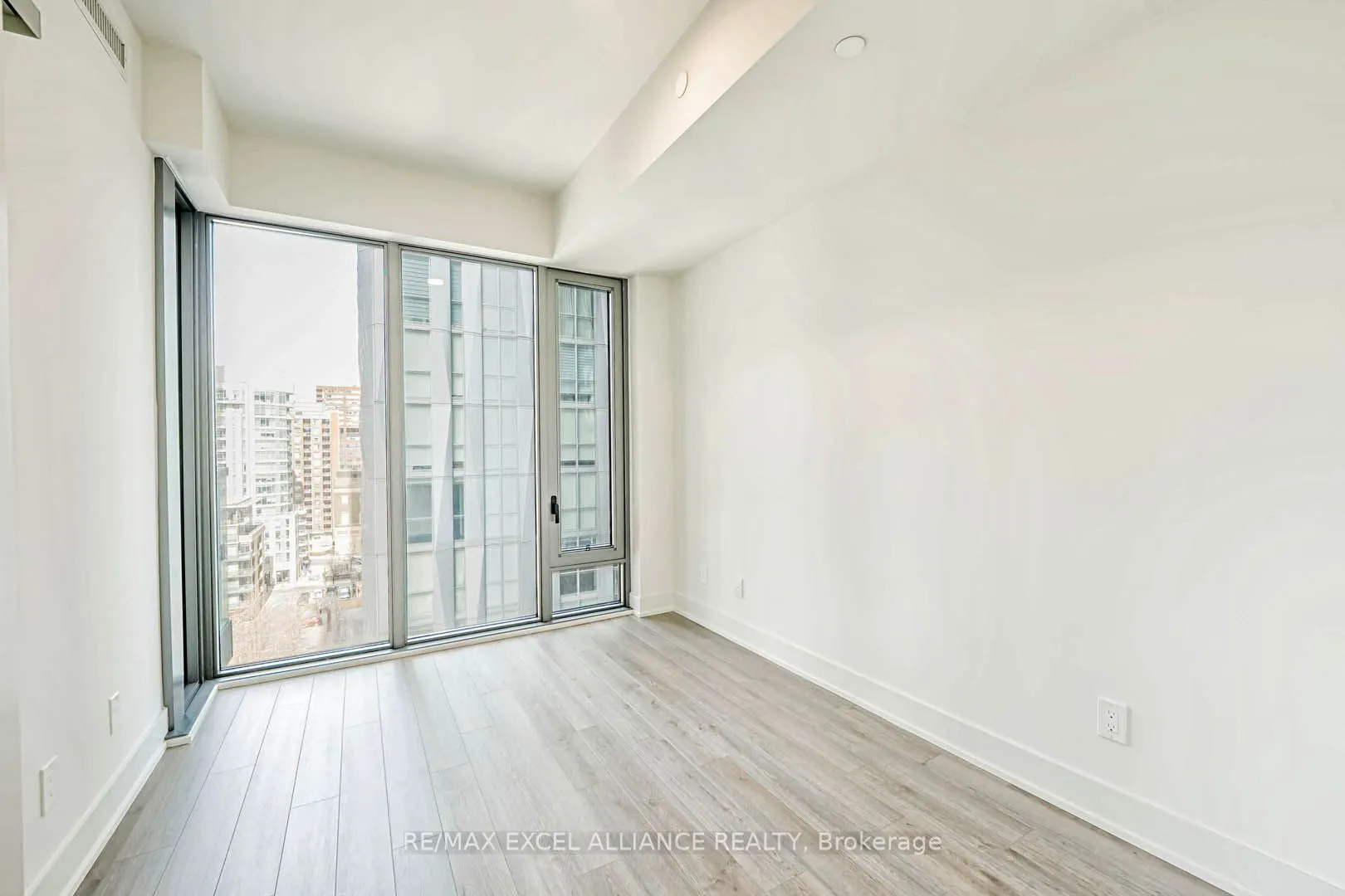 8 Cumberland Street #1002