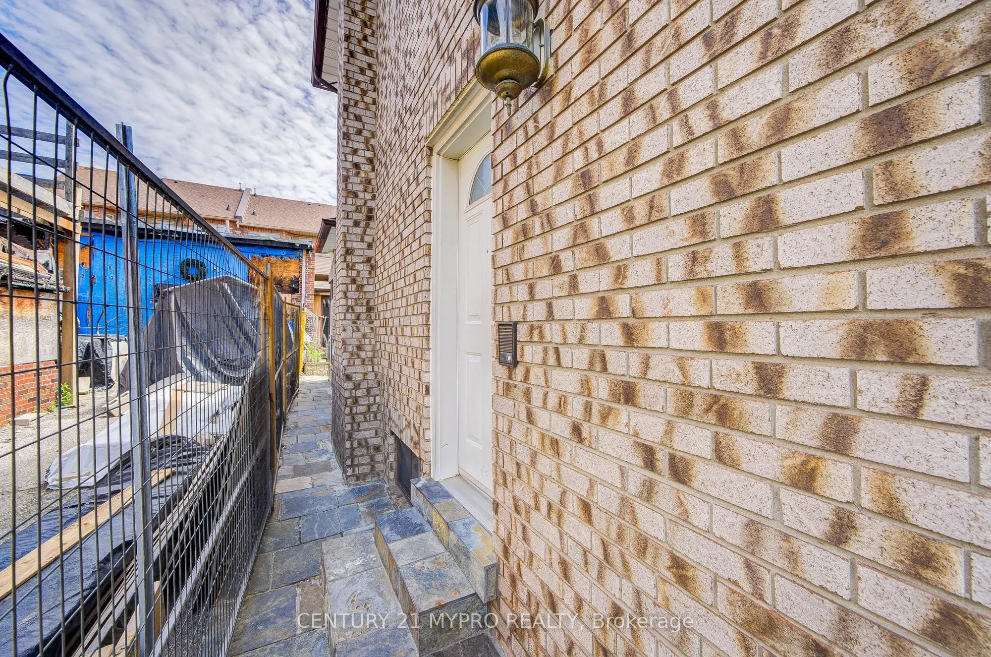 211 Bellwoods Avenue