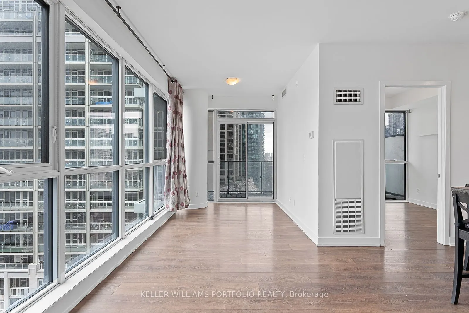 50 Bruyeres Mews #1009