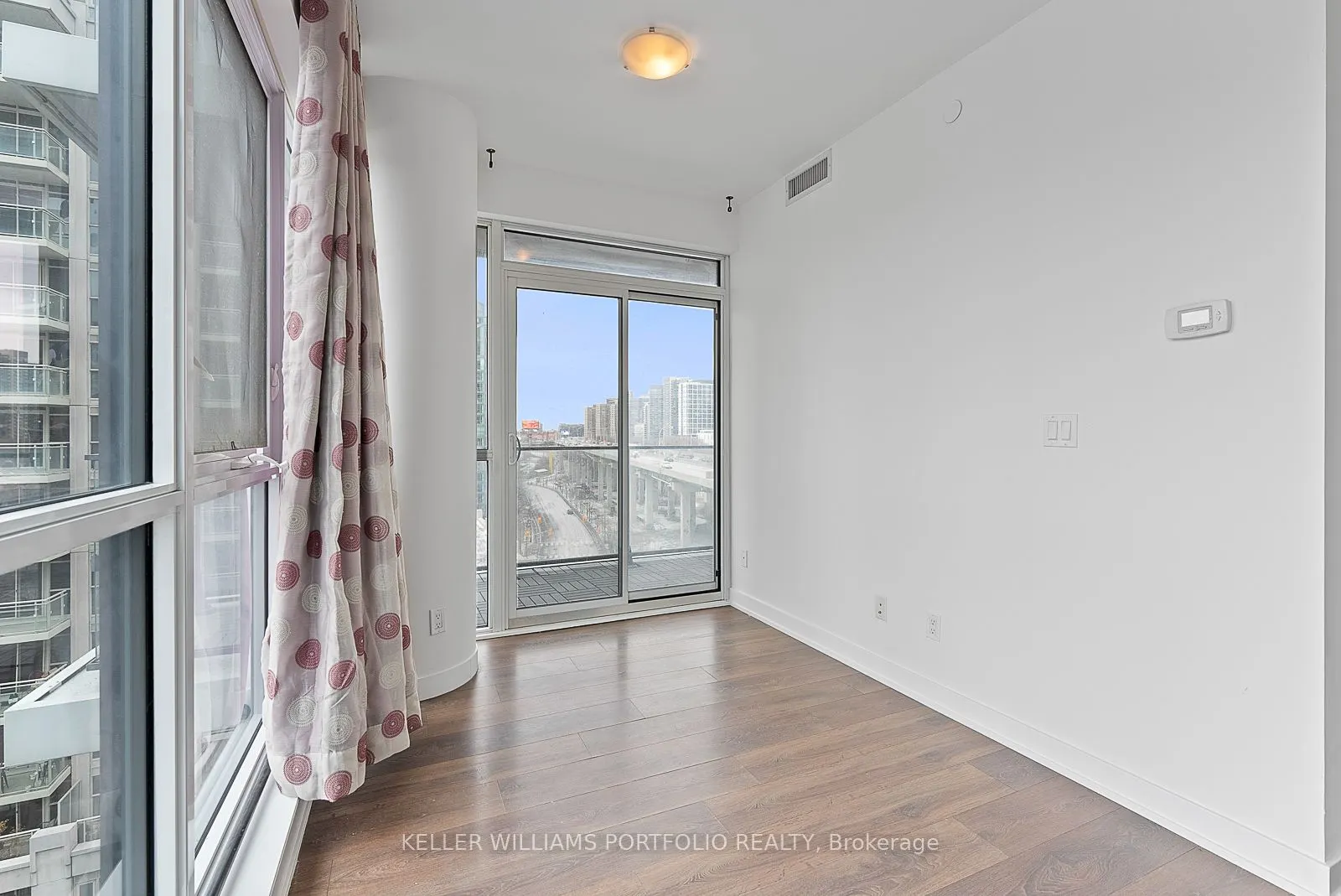 50 Bruyeres Mews #1009