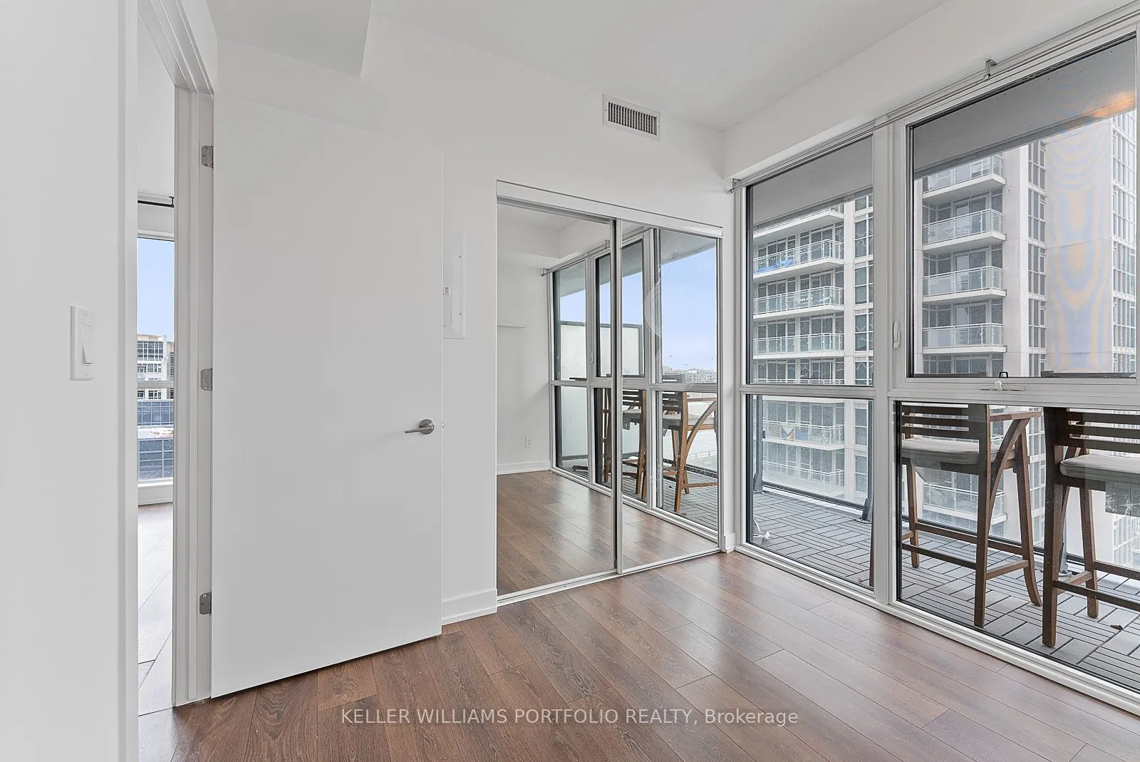 50 Bruyeres Mews #1009