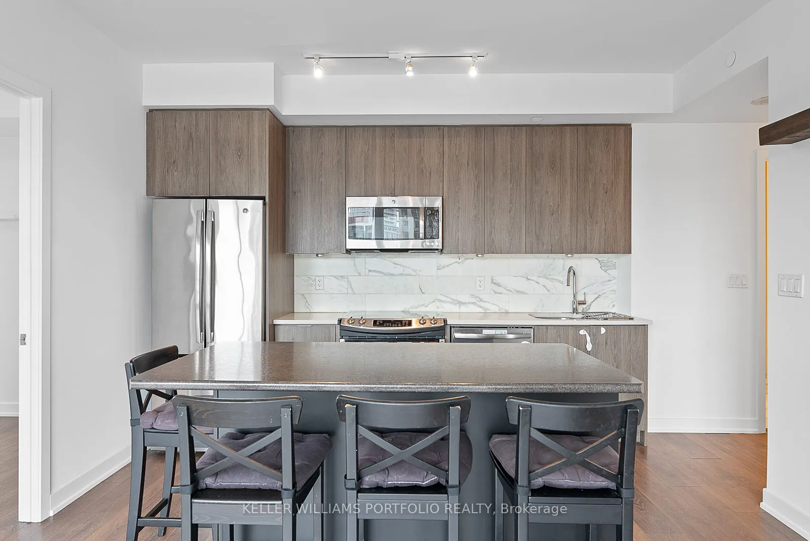 50 Bruyeres Mews #1009