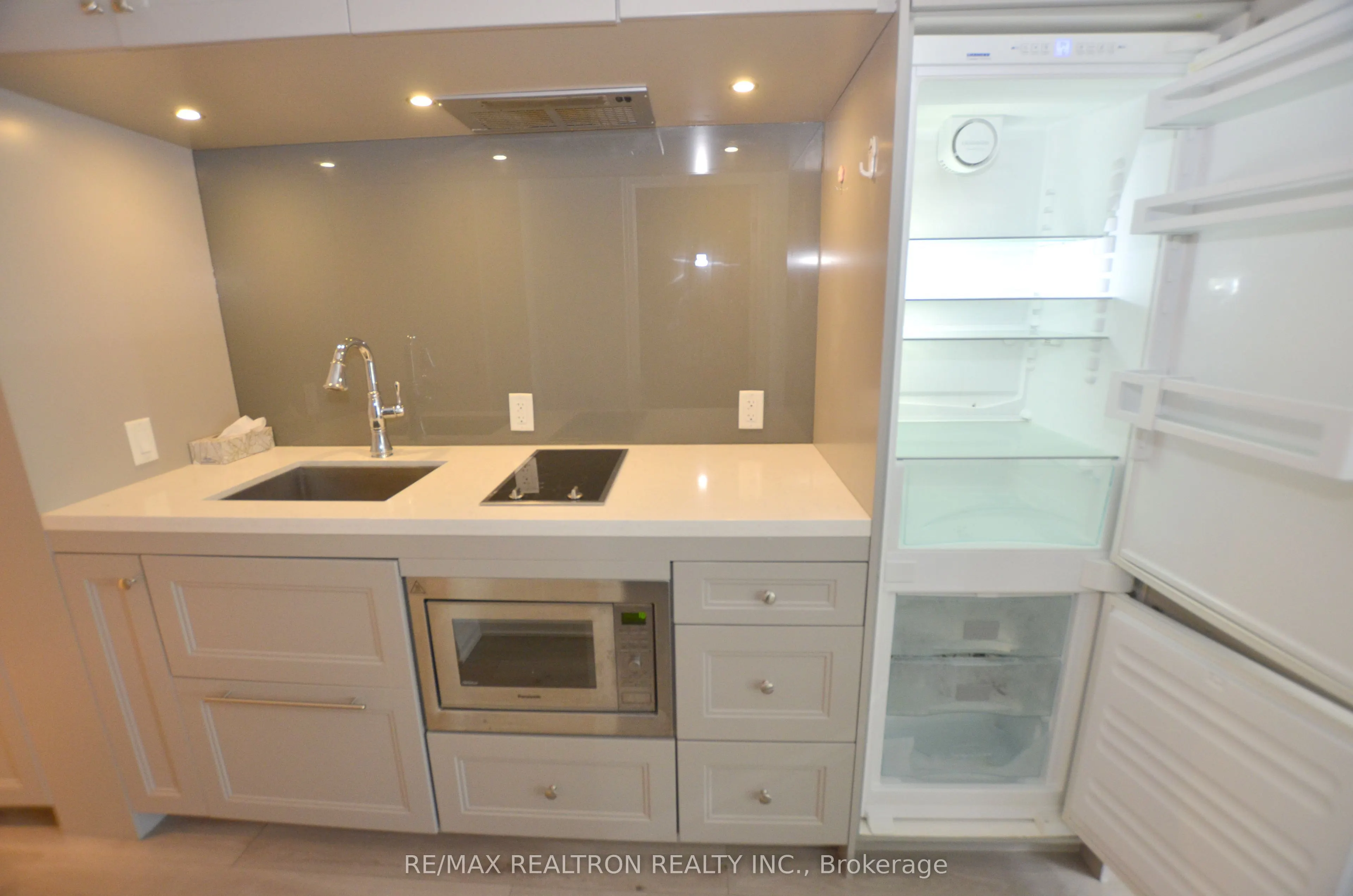 155 Yorkville Avenue #713
