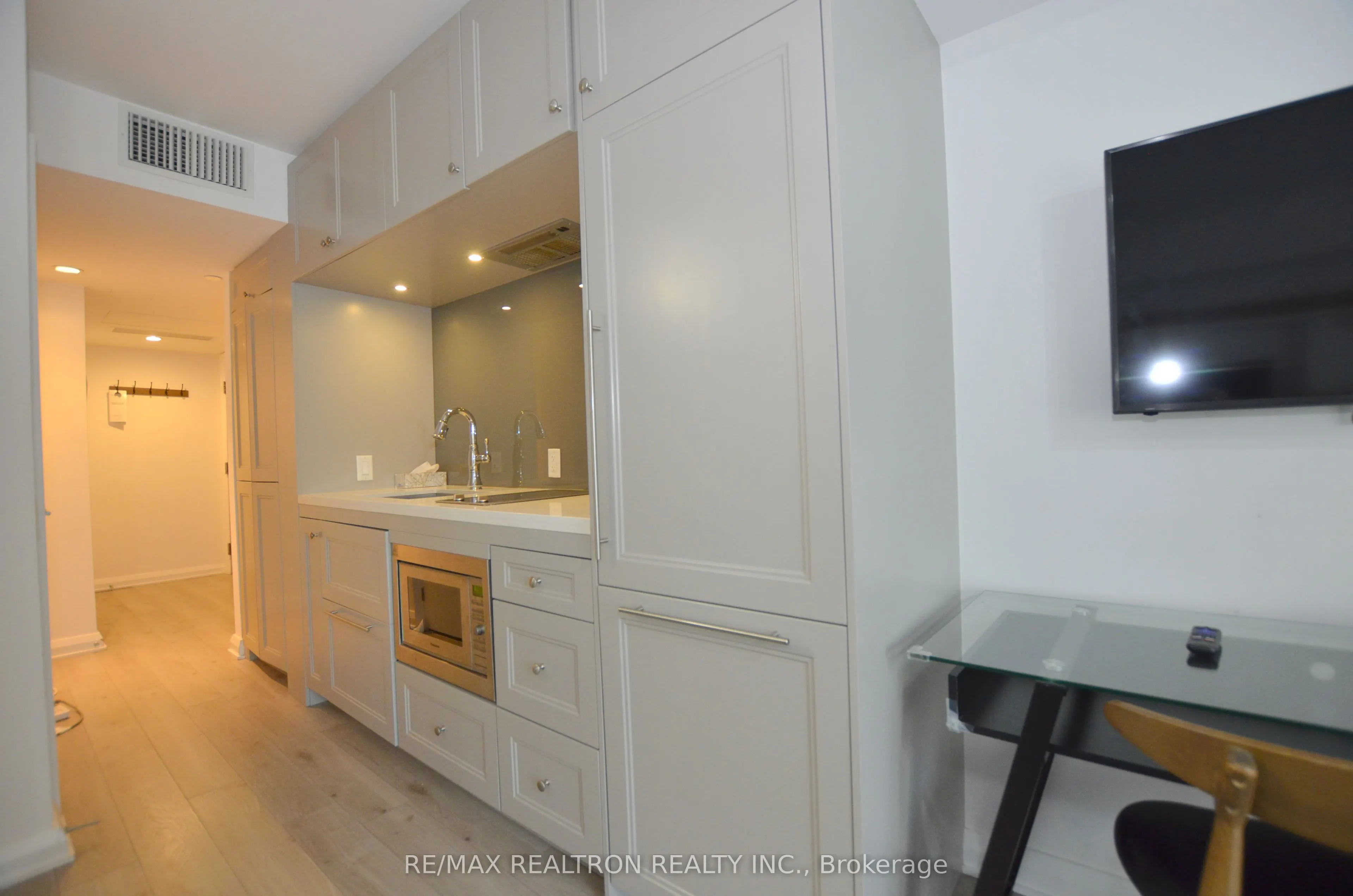 155 Yorkville Avenue #713