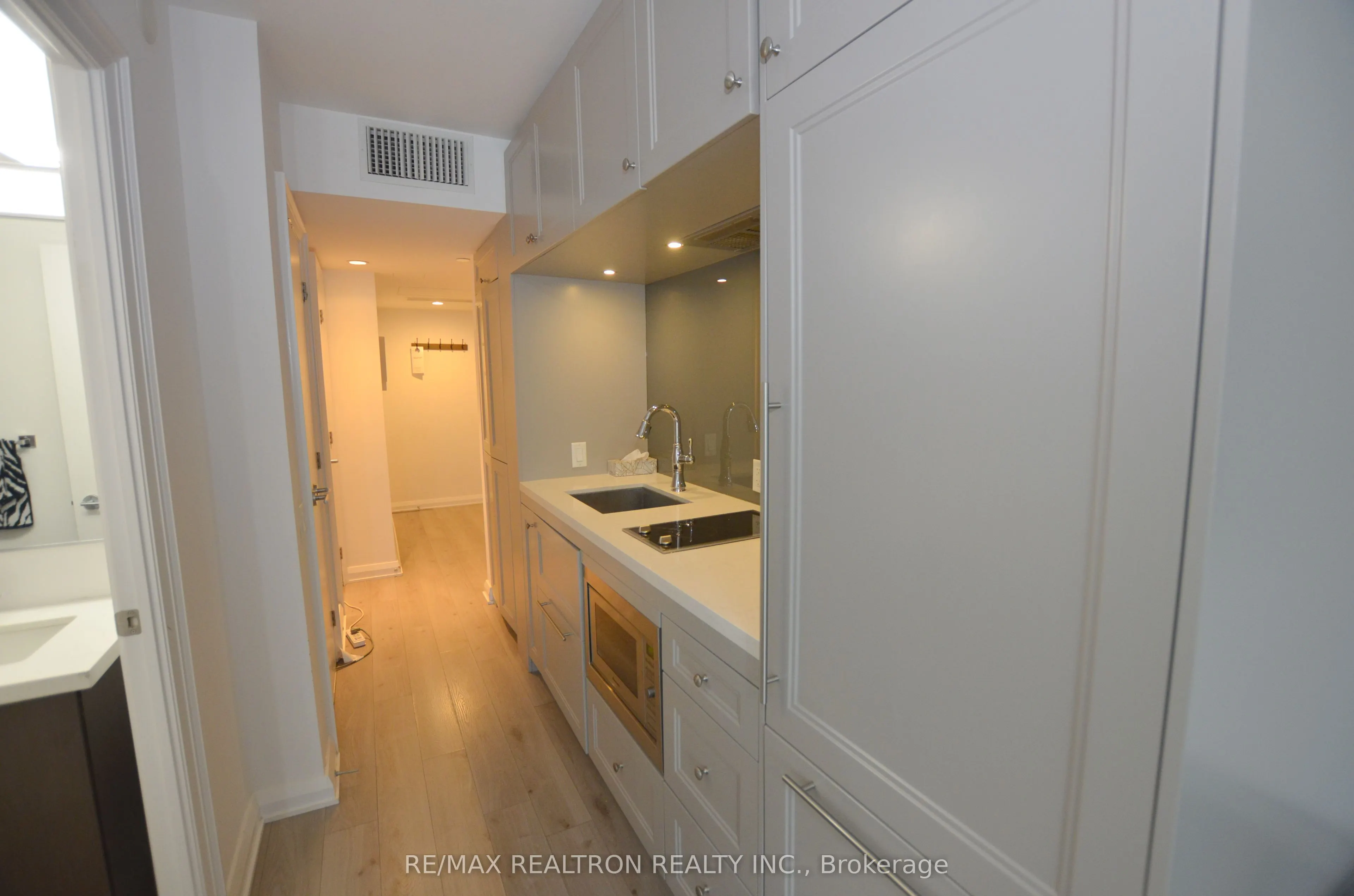 155 Yorkville Avenue #713