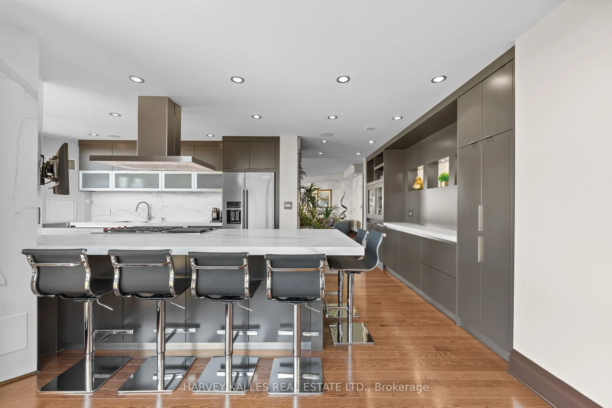 300 Bloor Street E #2701