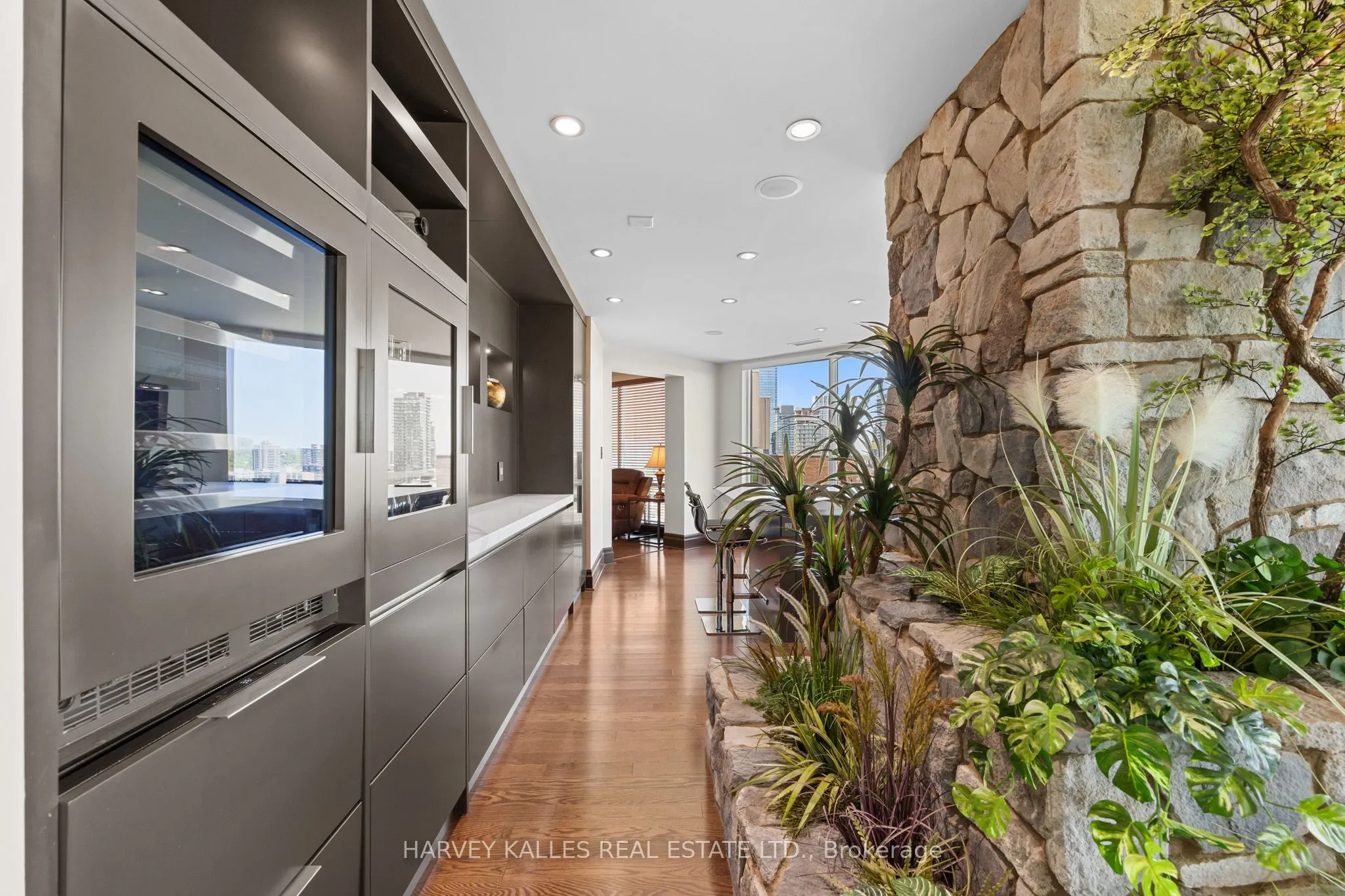 300 Bloor Street E #2701