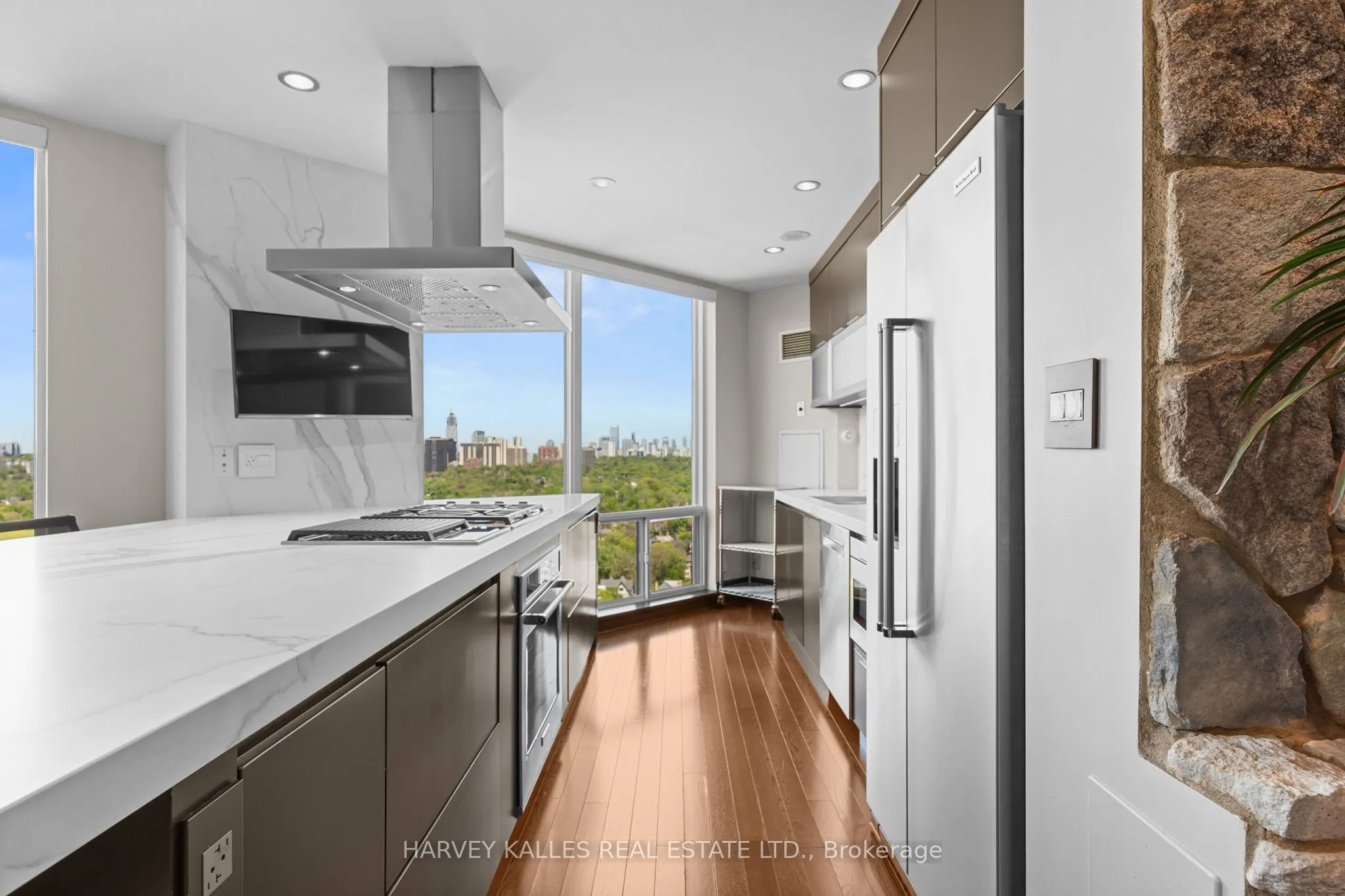 300 Bloor Street E #2701