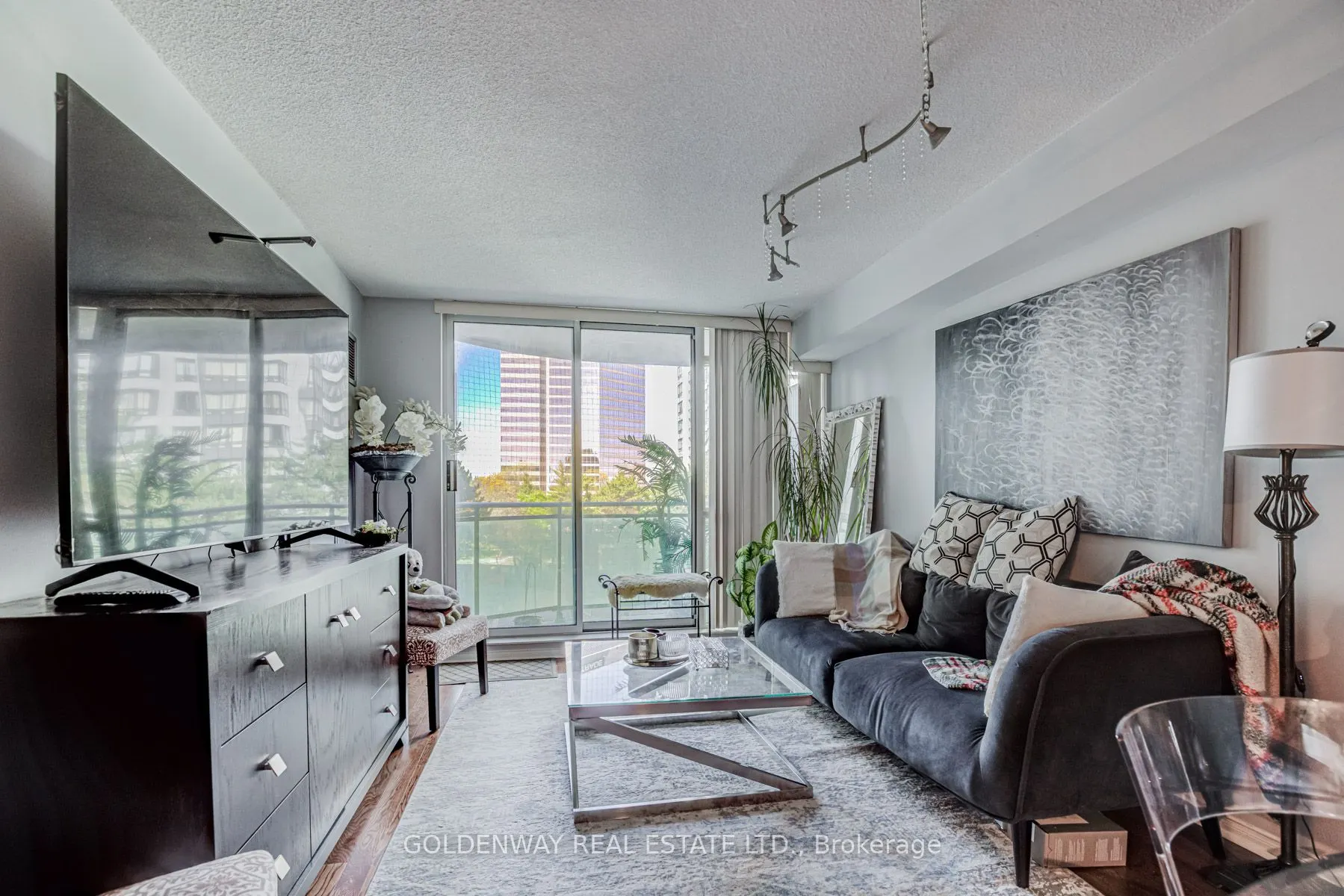 18 Pemberton Avenue #402