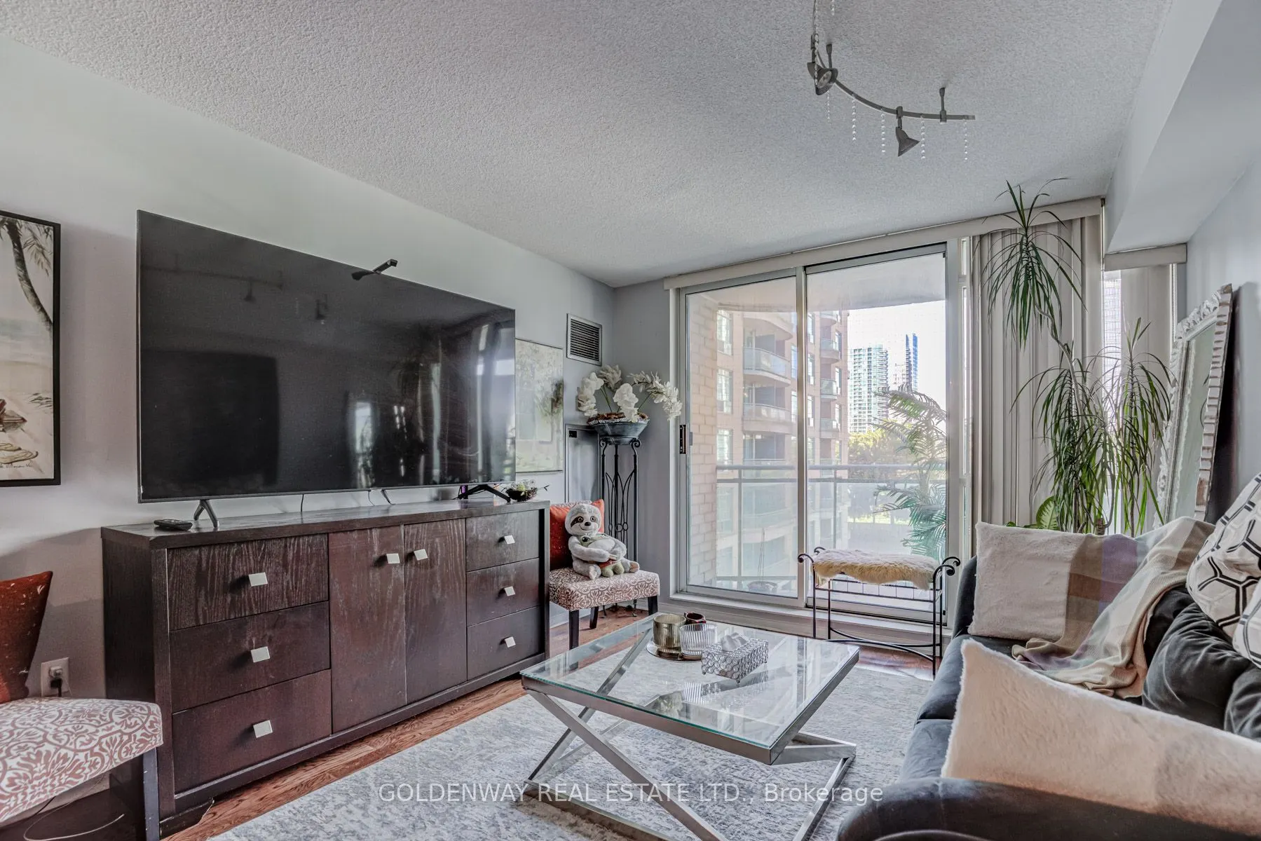 18 Pemberton Avenue #402