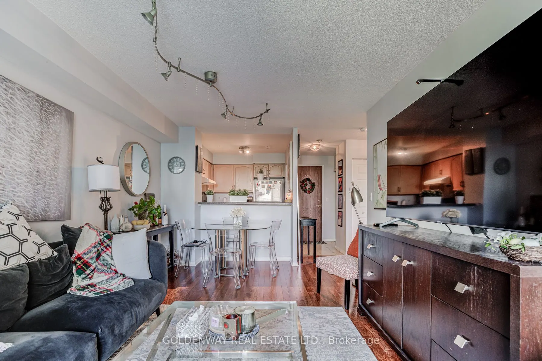 18 Pemberton Avenue #402