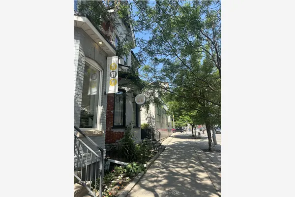 842 King Street W
