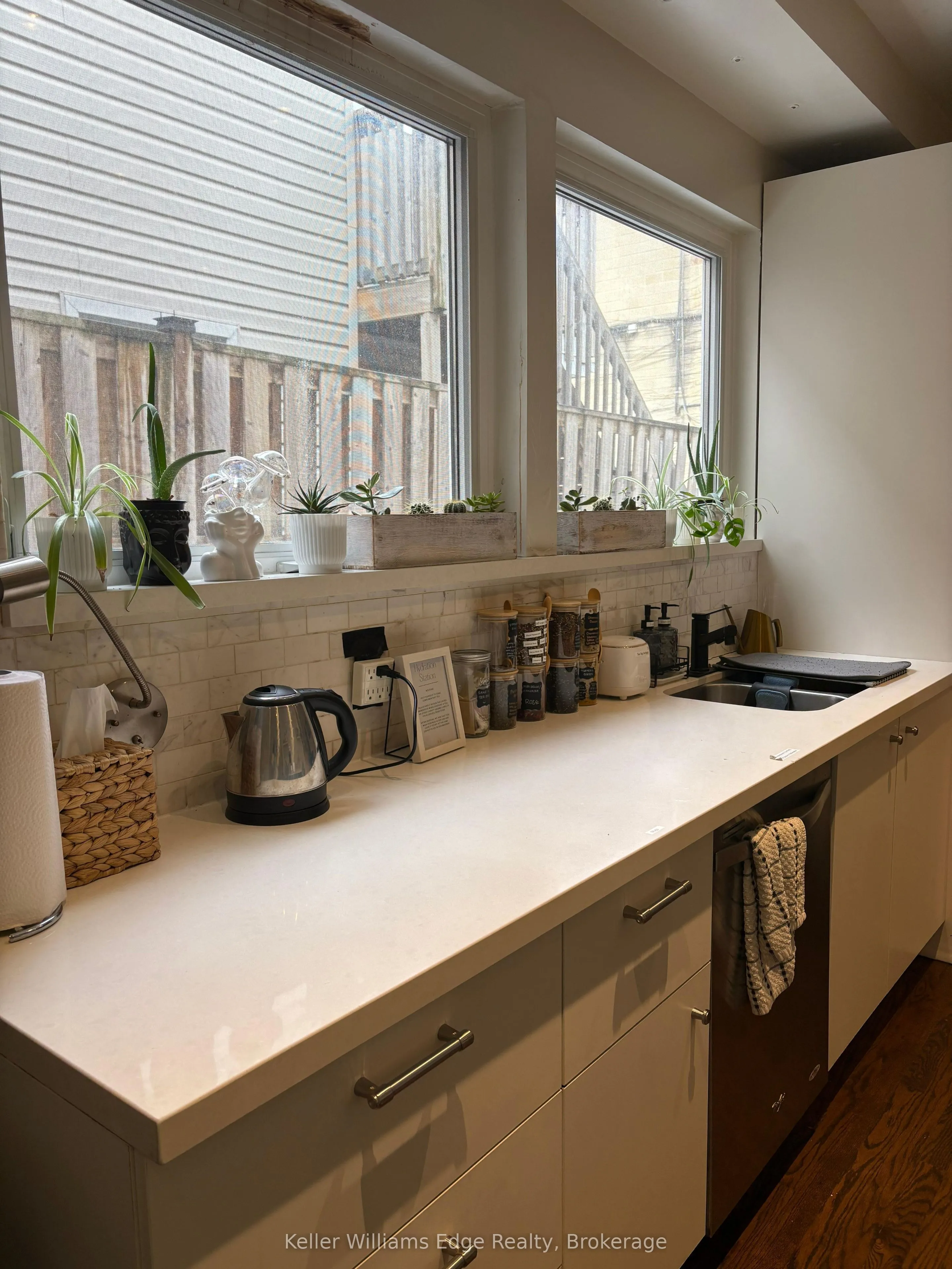 842 King Street W