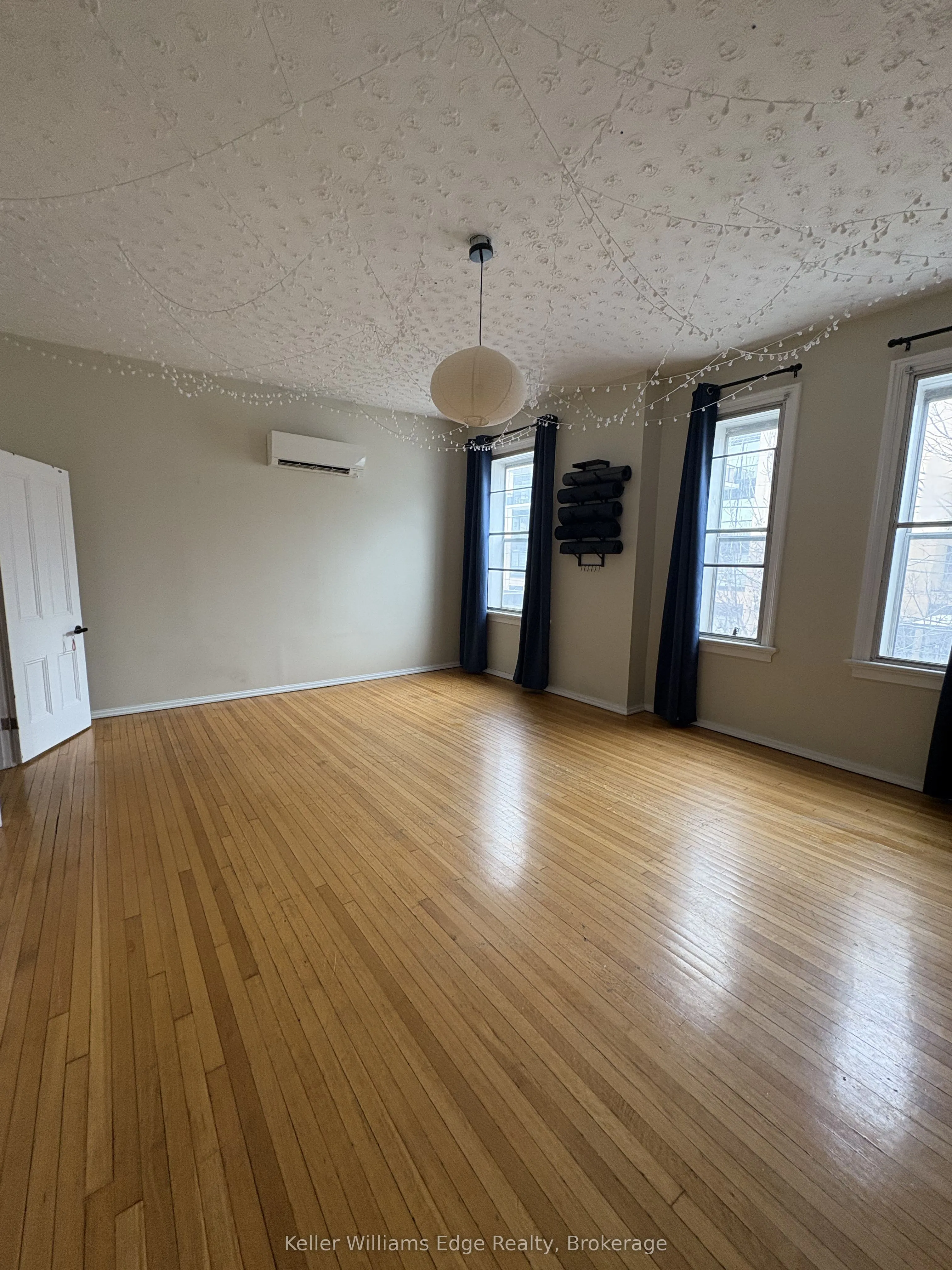 842 King Street W