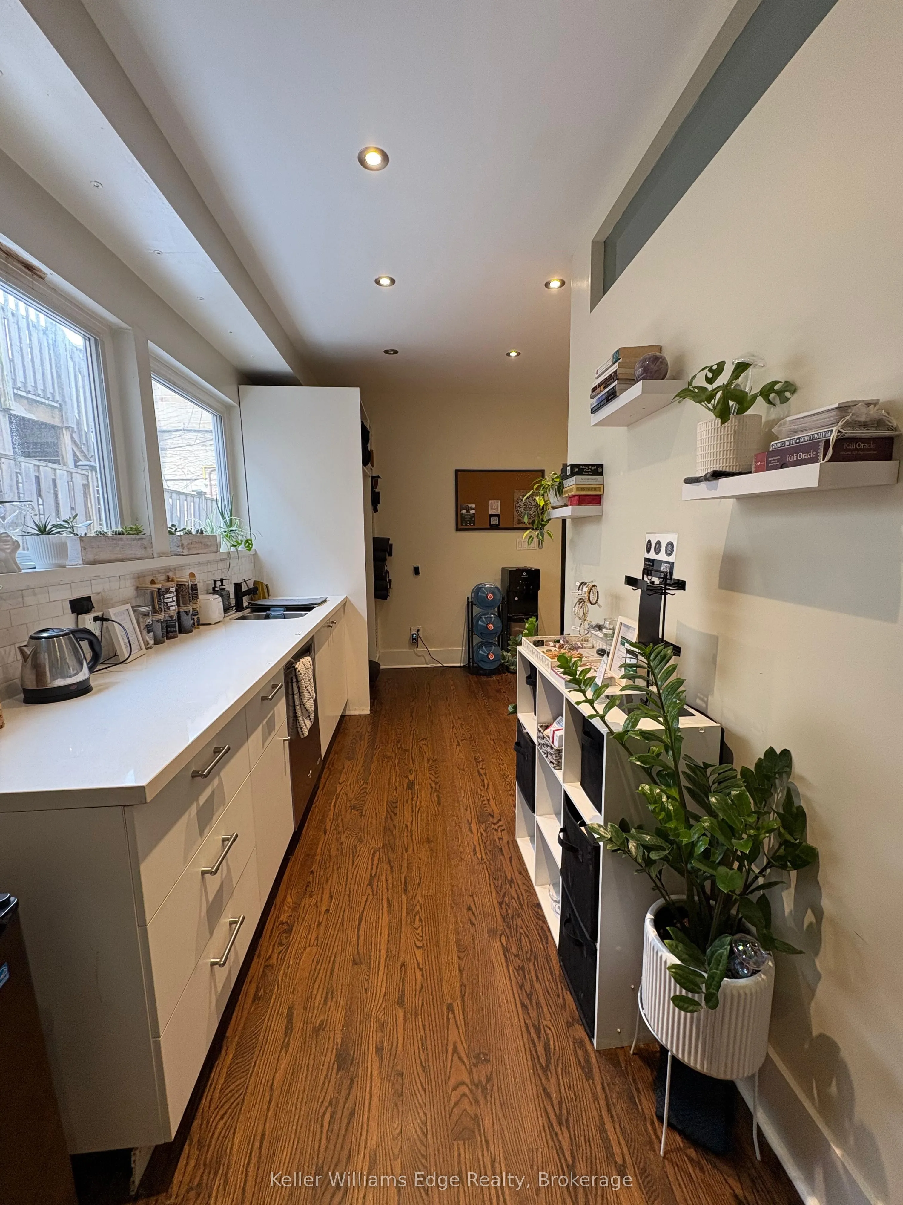 842 King Street W