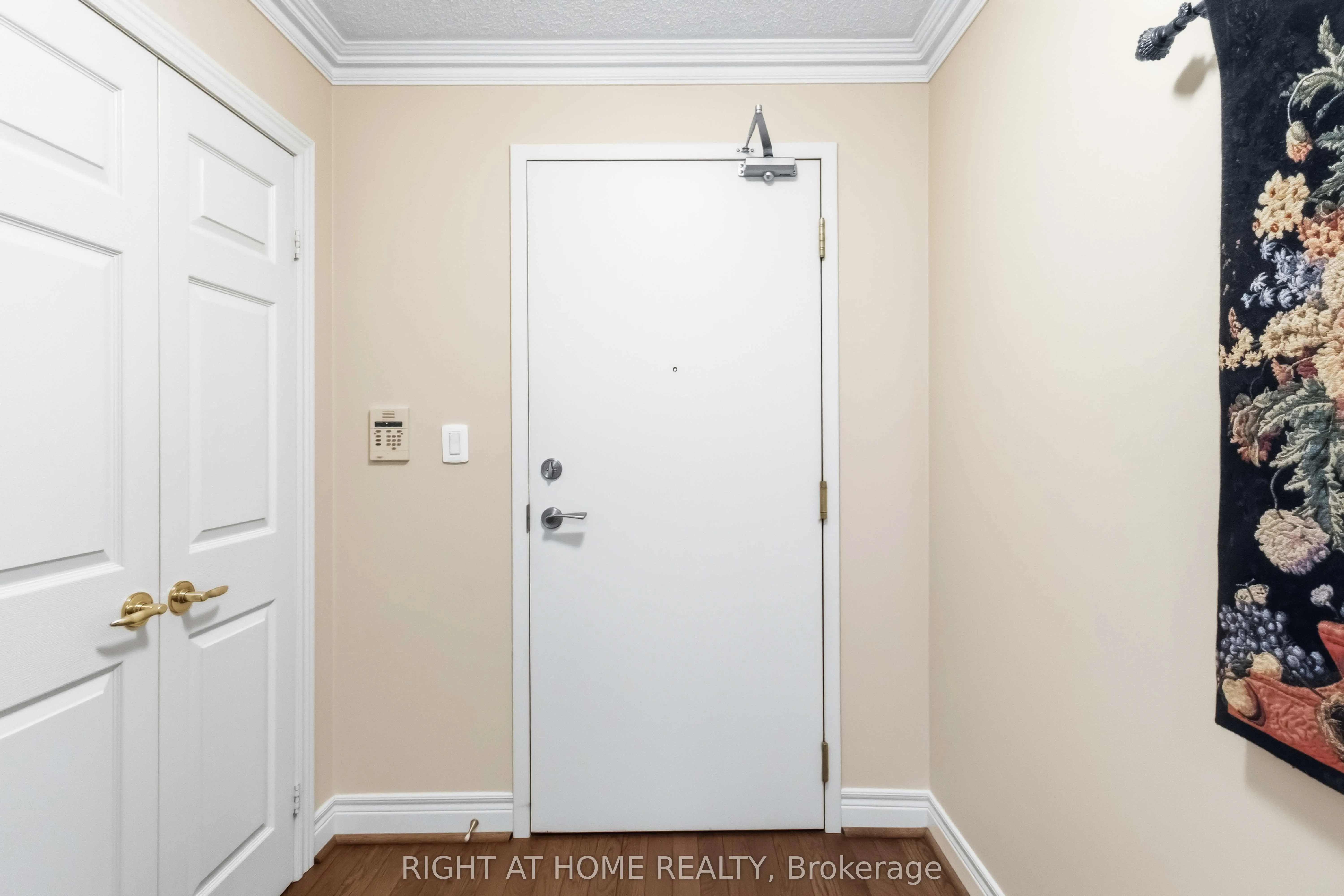 89 Skymark Drive #609