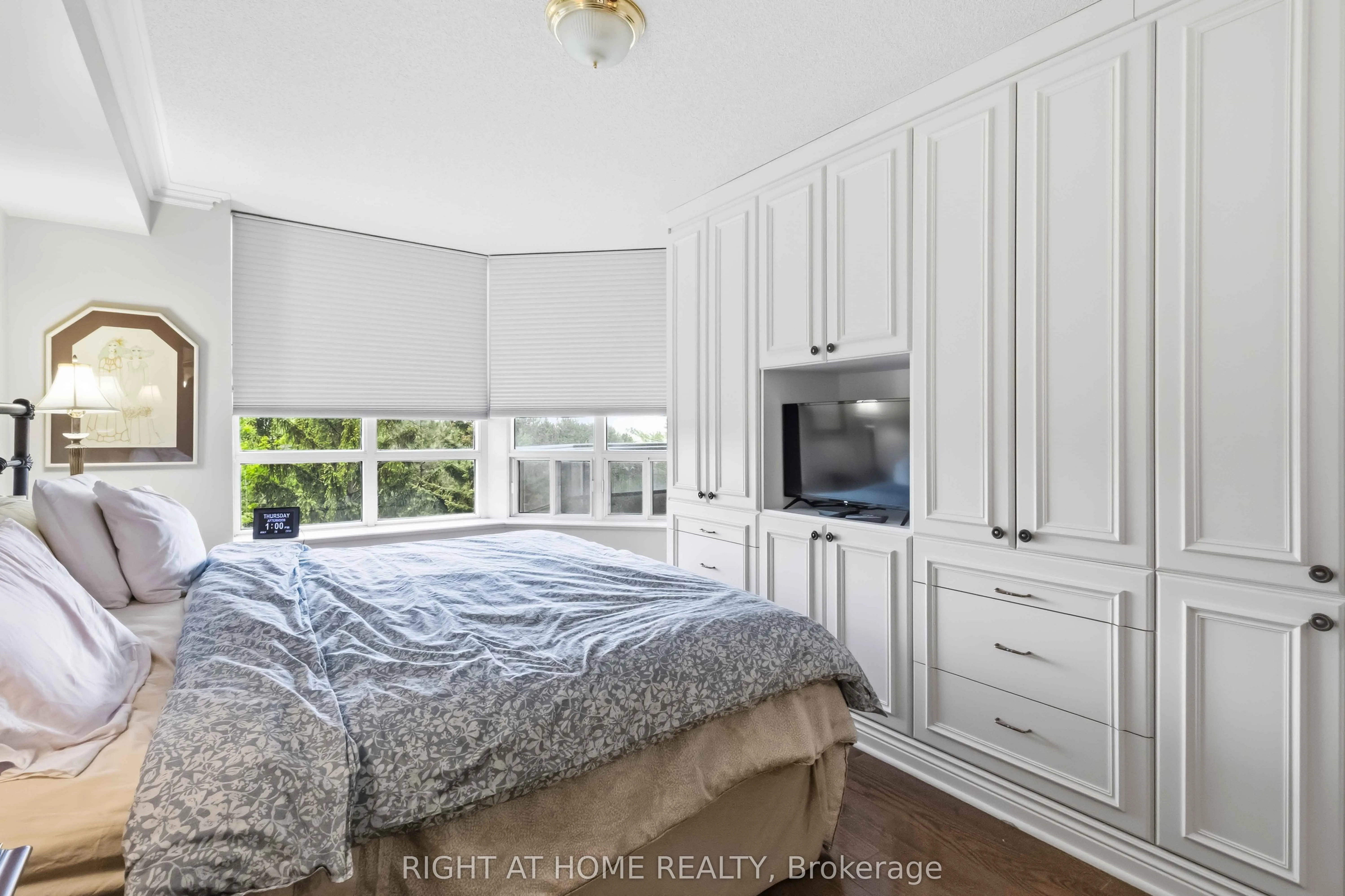 89 Skymark Drive #609