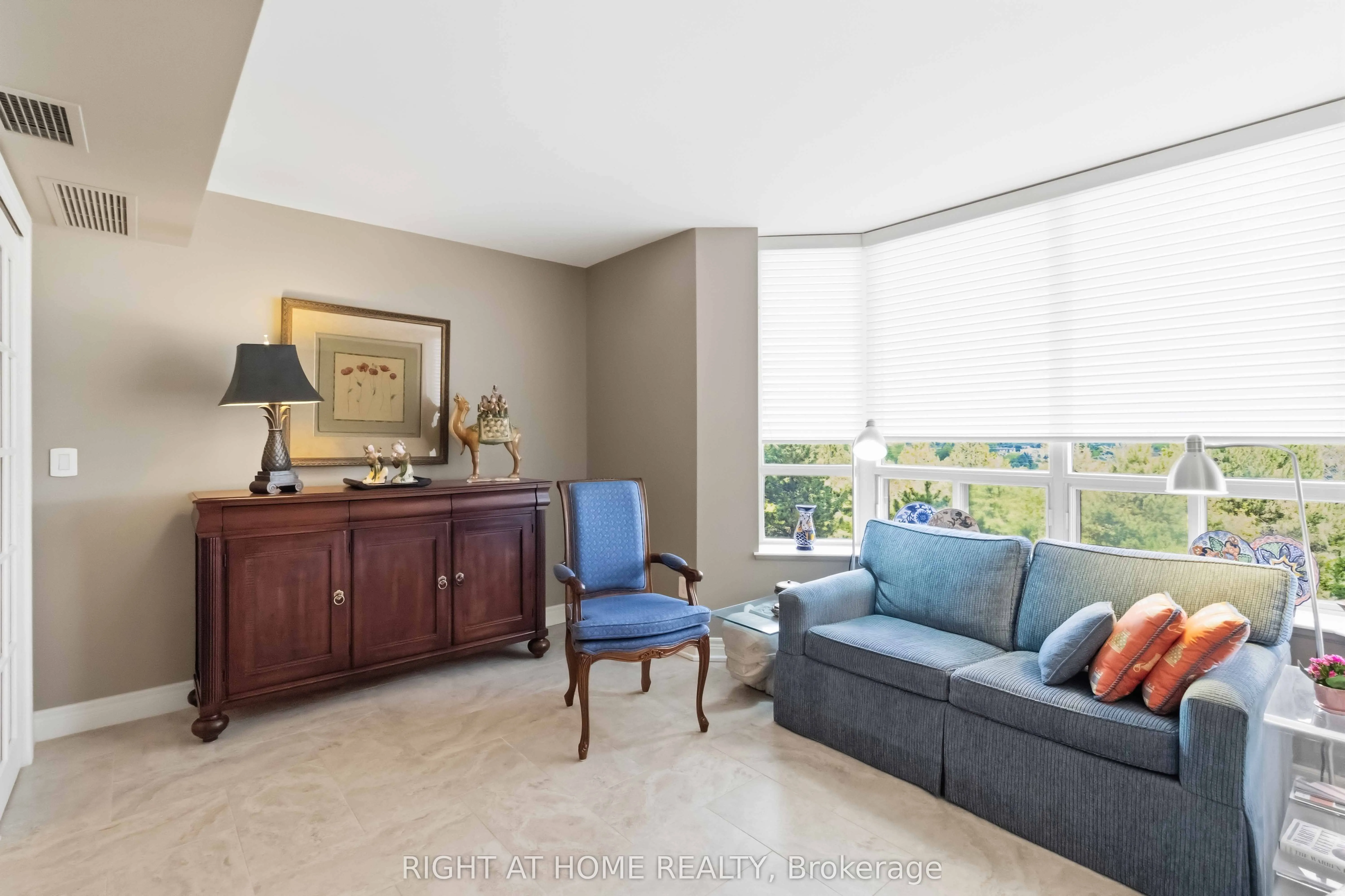 89 Skymark Drive #609