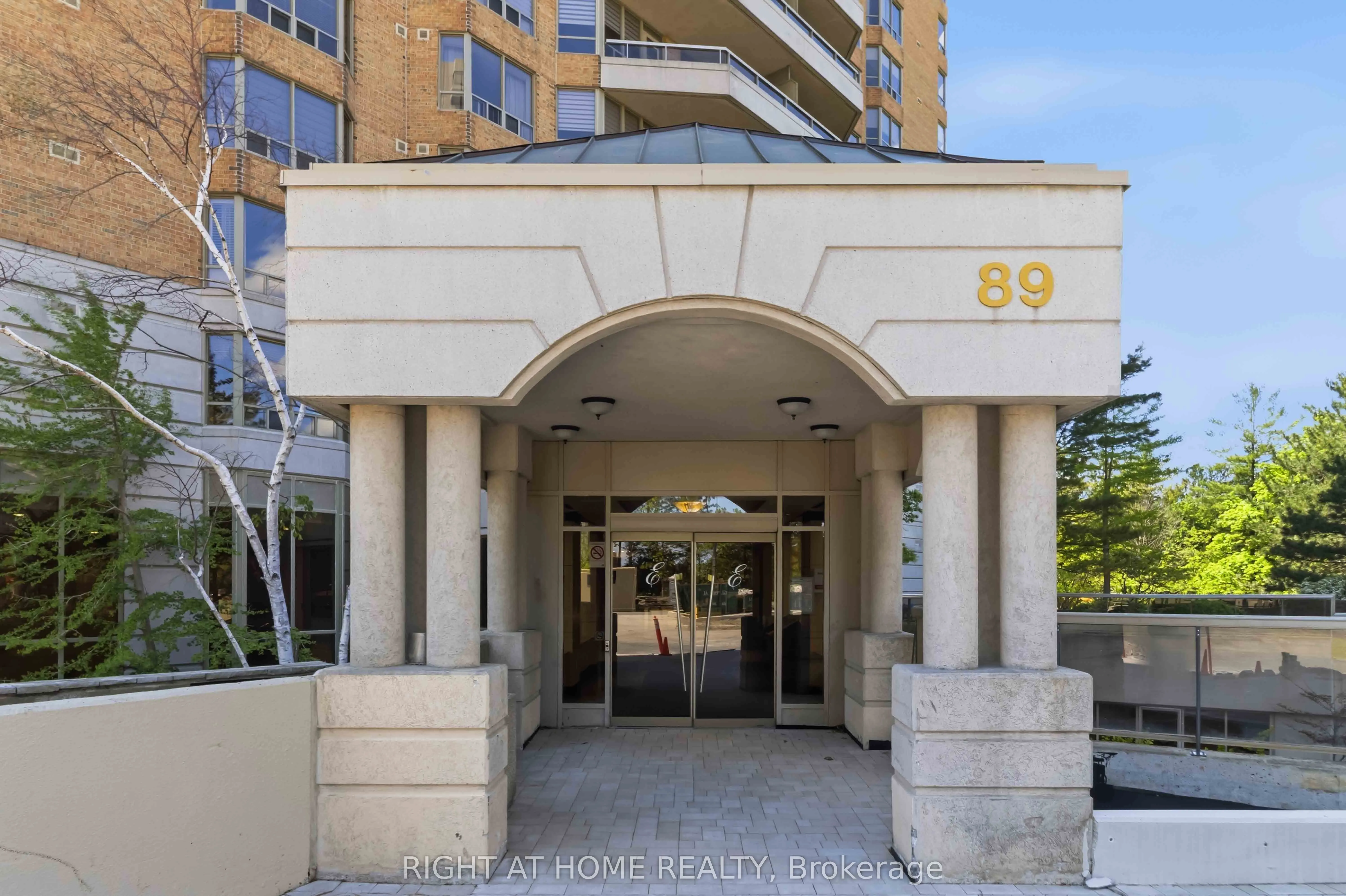 89 Skymark Drive #609