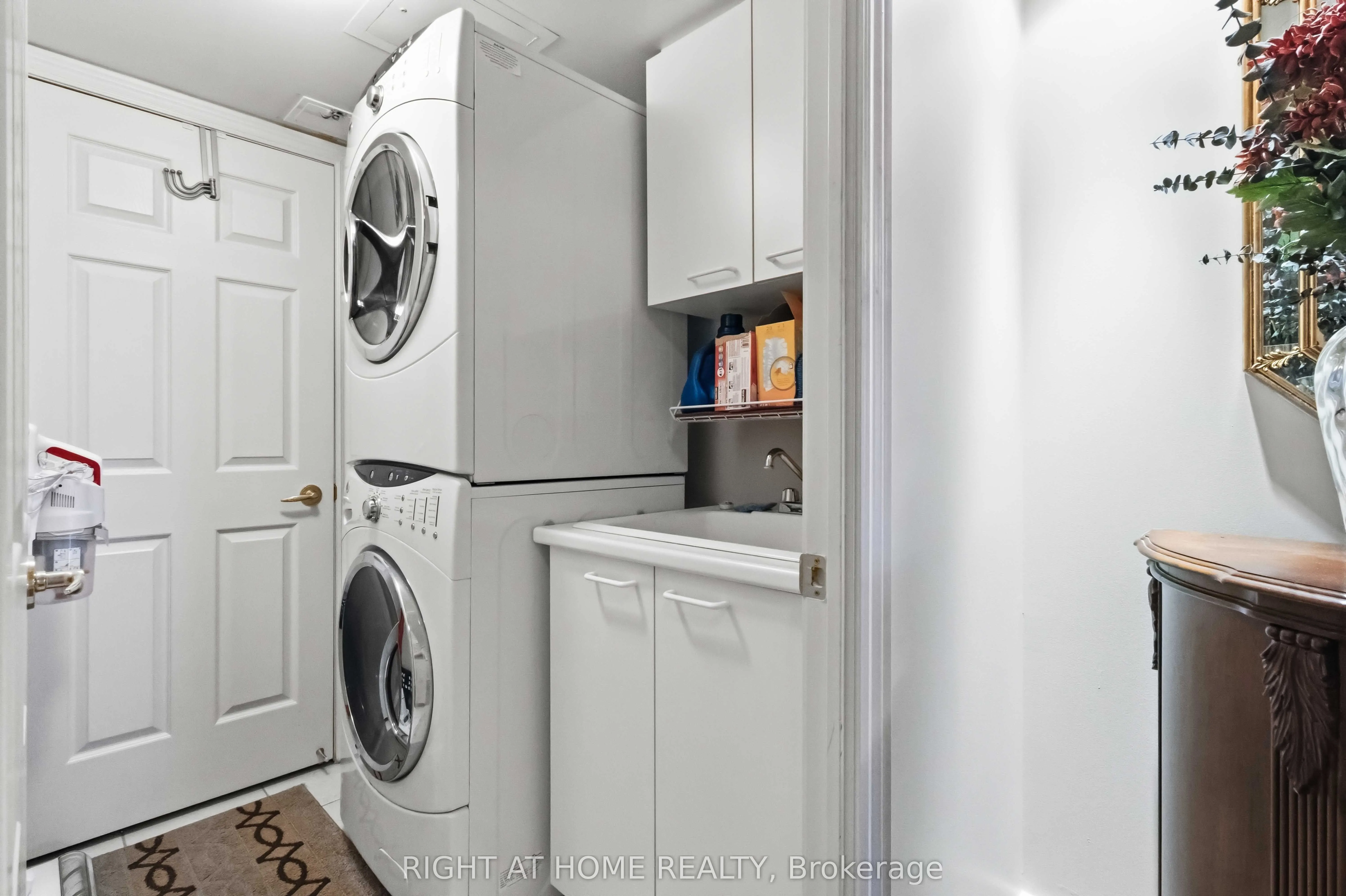 89 Skymark Drive #609