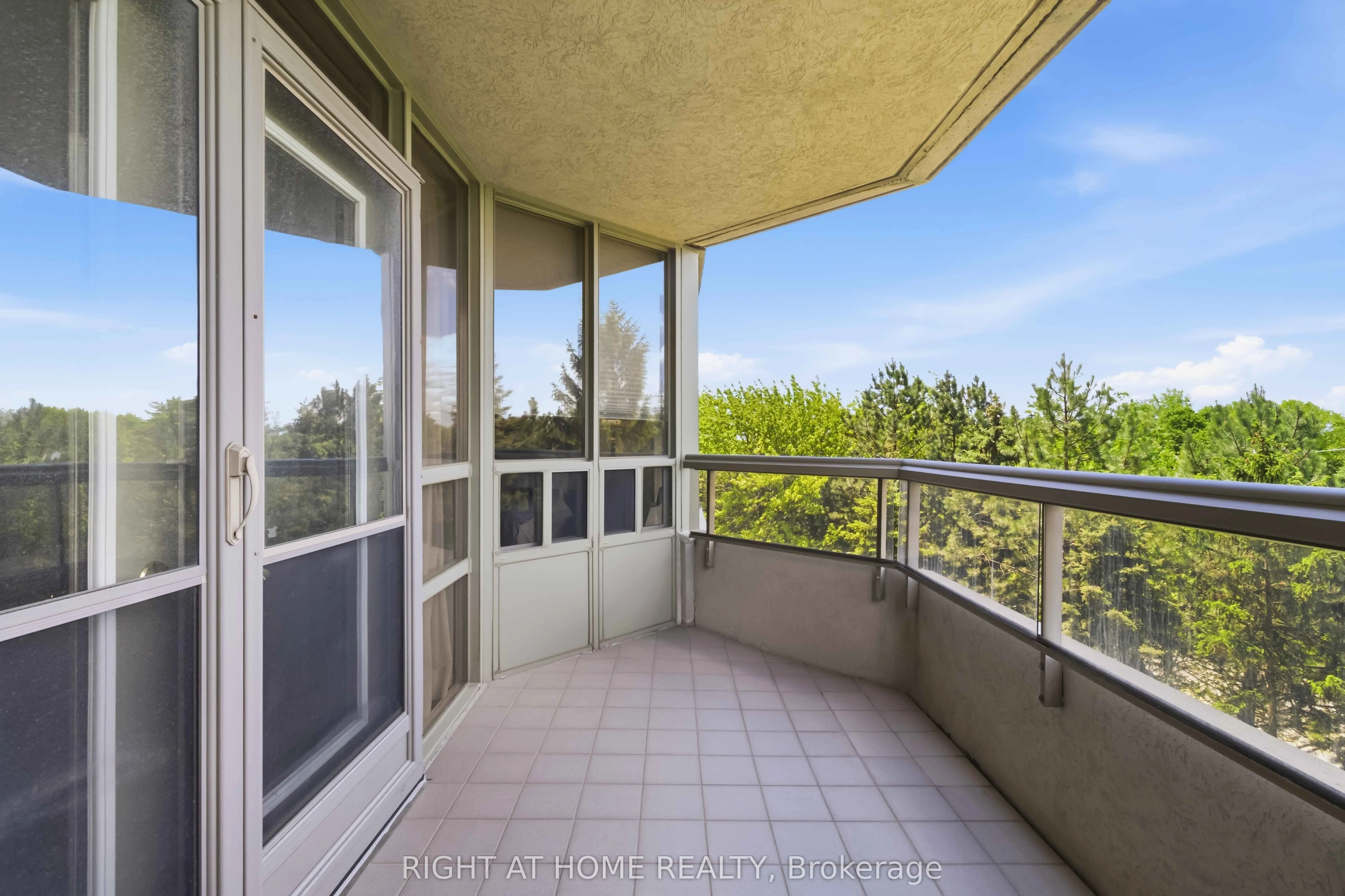 89 Skymark Drive #609