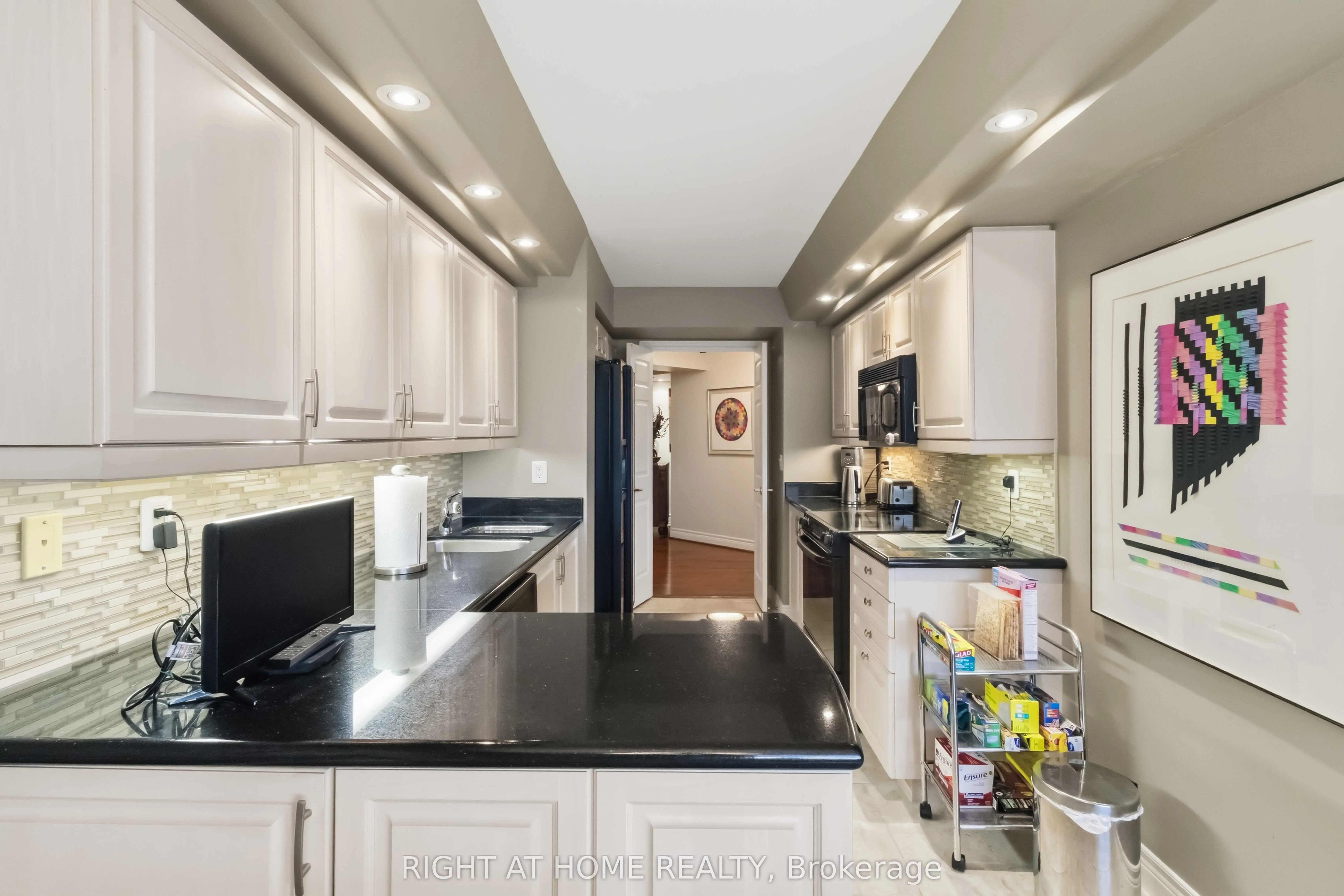 89 Skymark Drive #609
