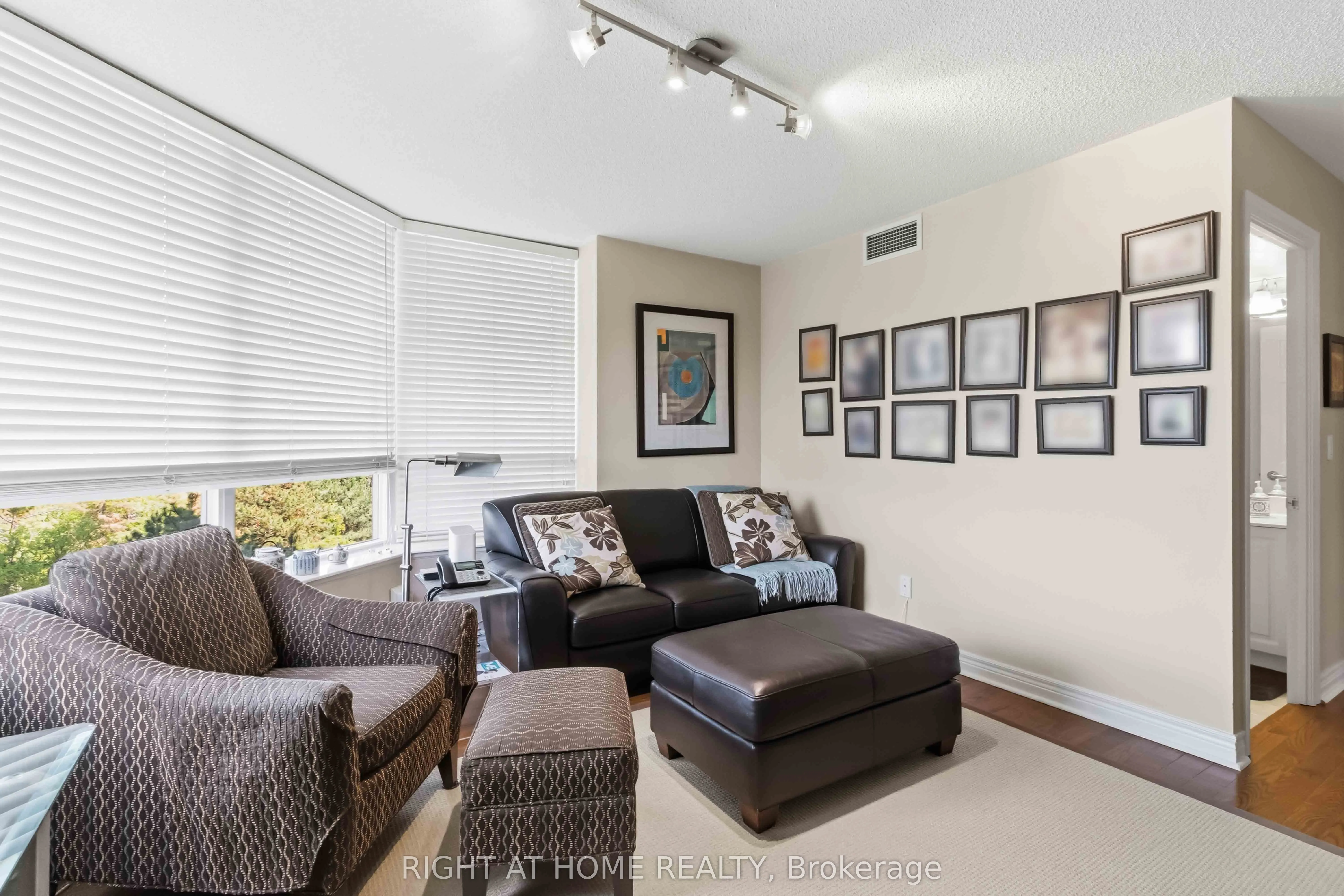 89 Skymark Drive #609
