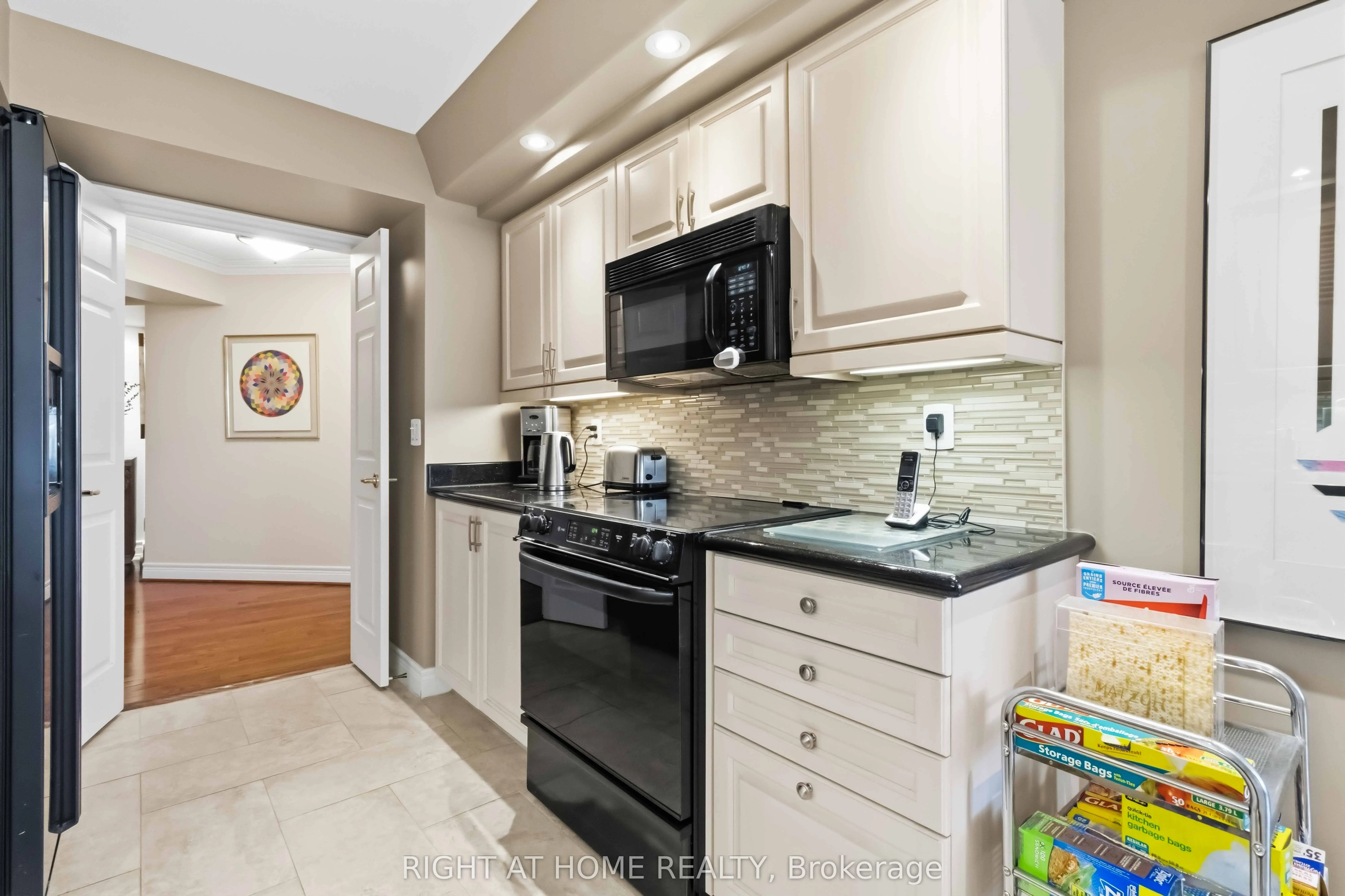 89 Skymark Drive #609