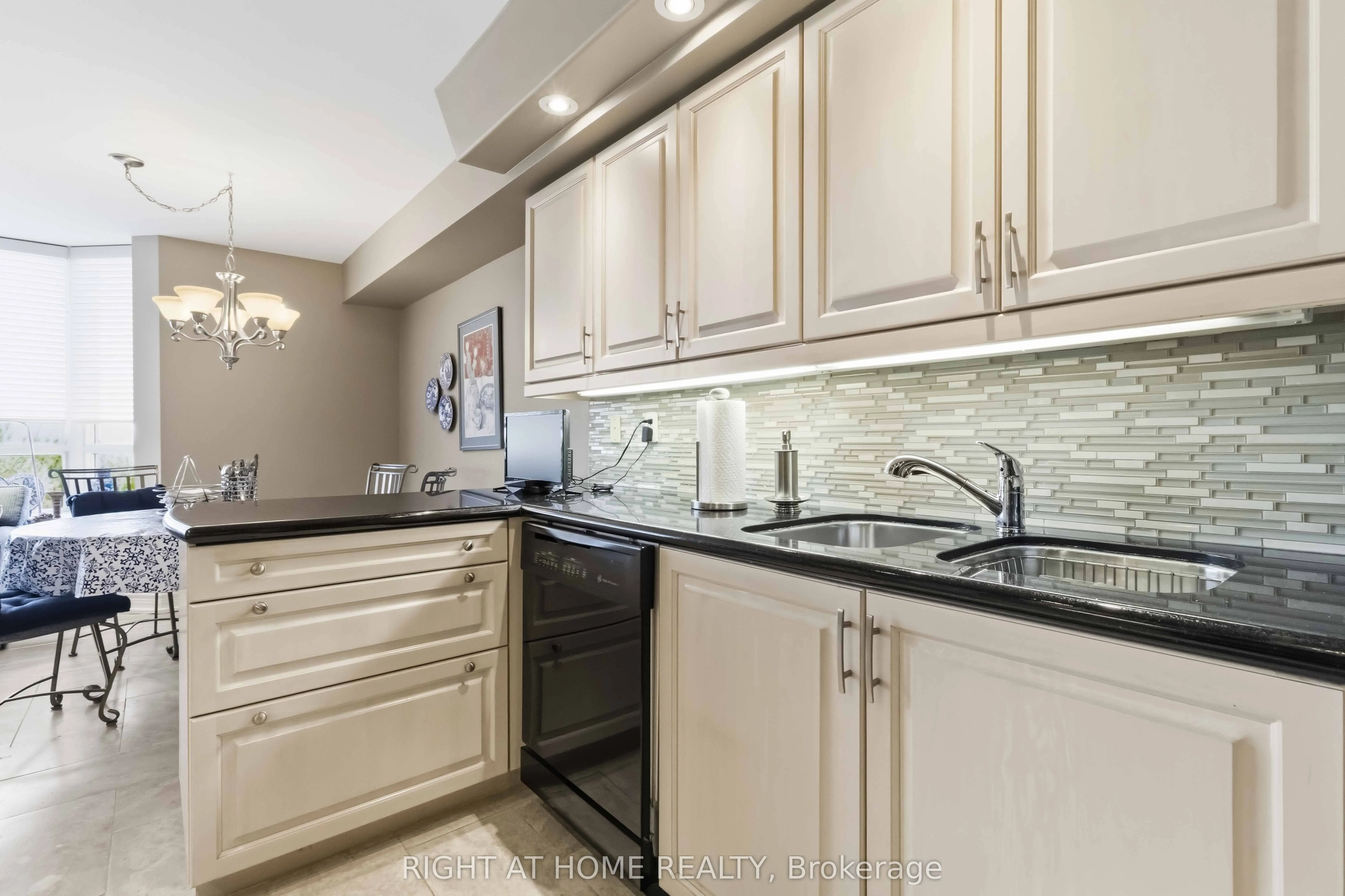 89 Skymark Drive #609