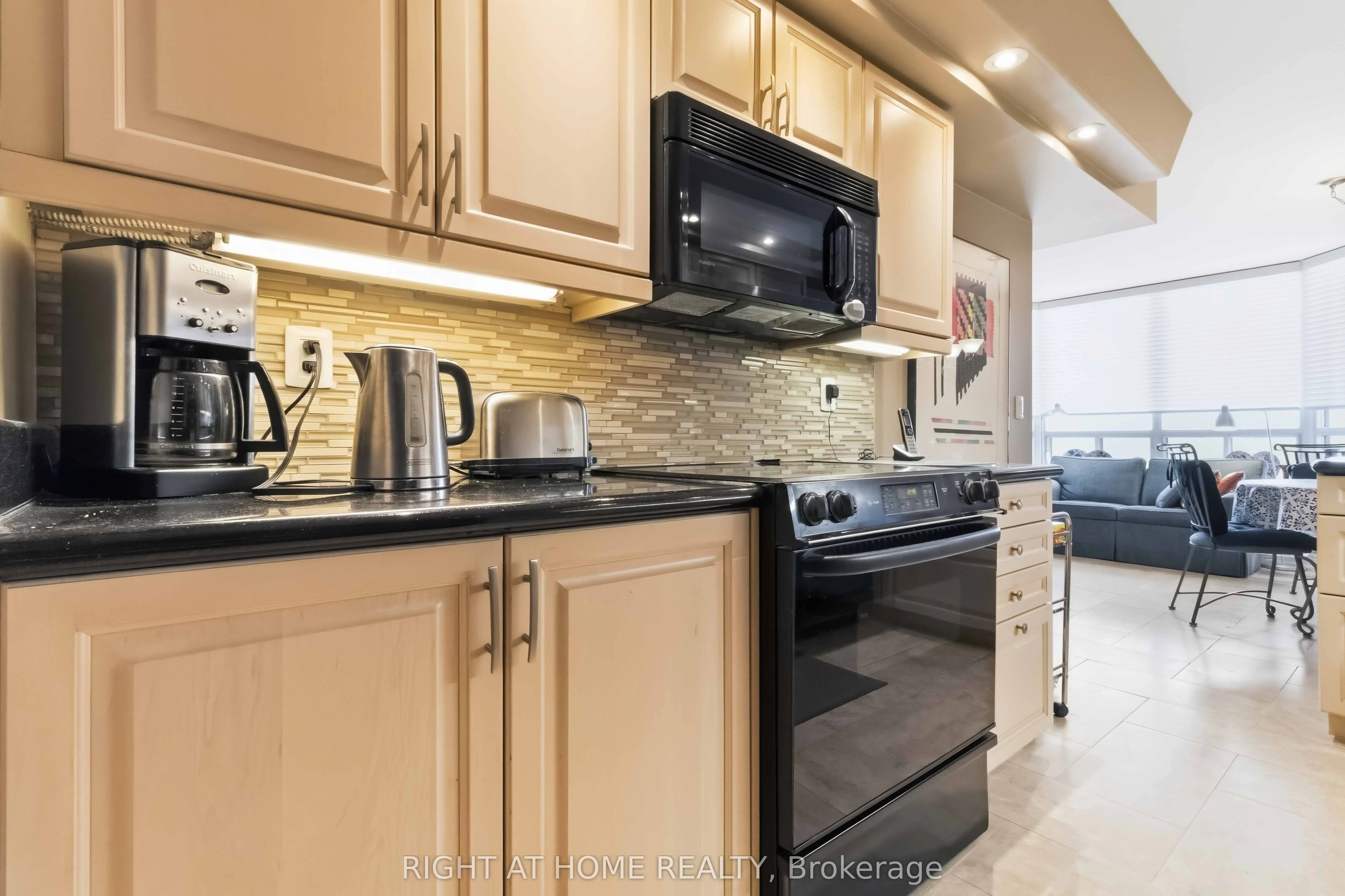 89 Skymark Drive #609