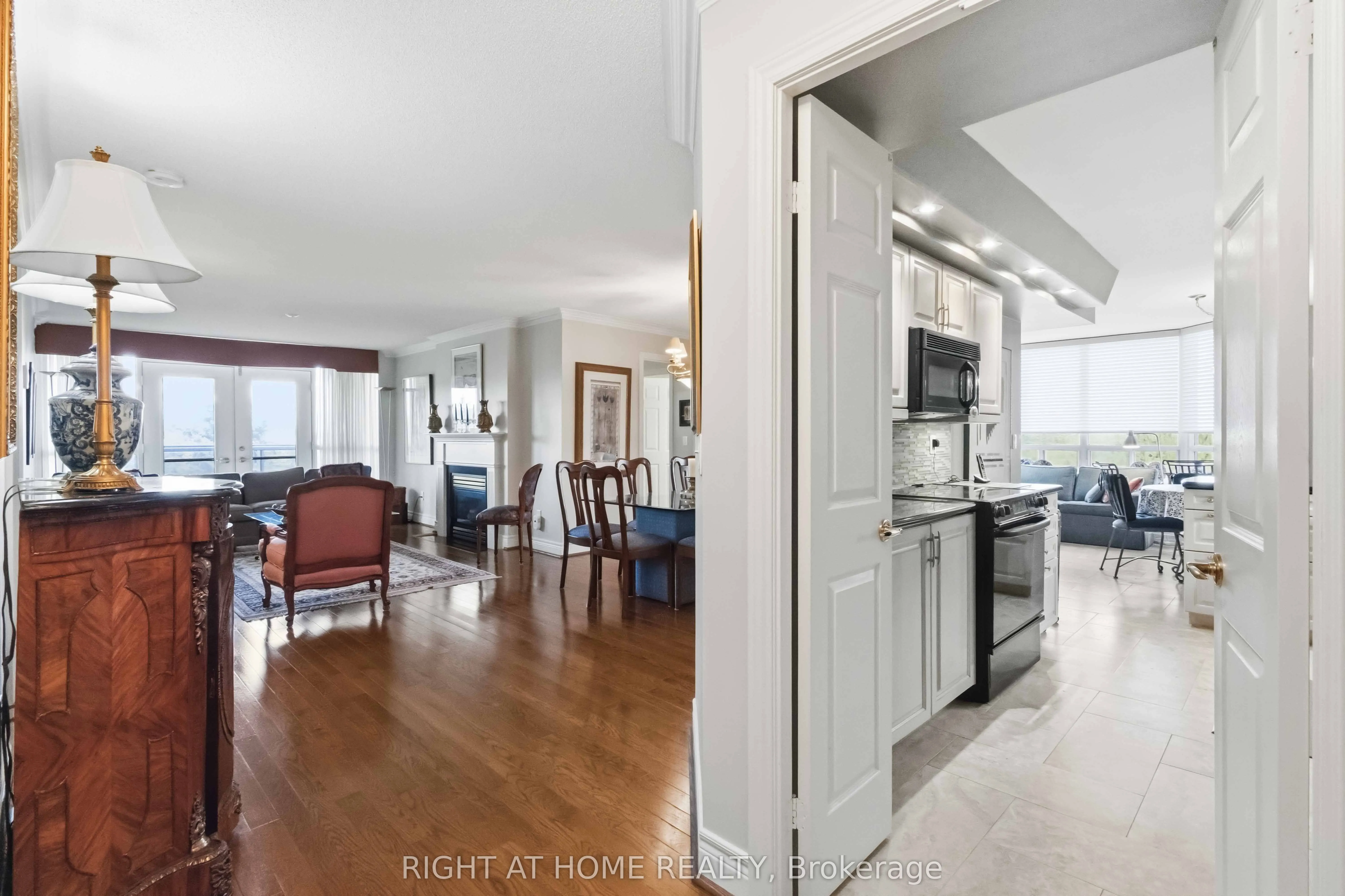 89 Skymark Drive #609